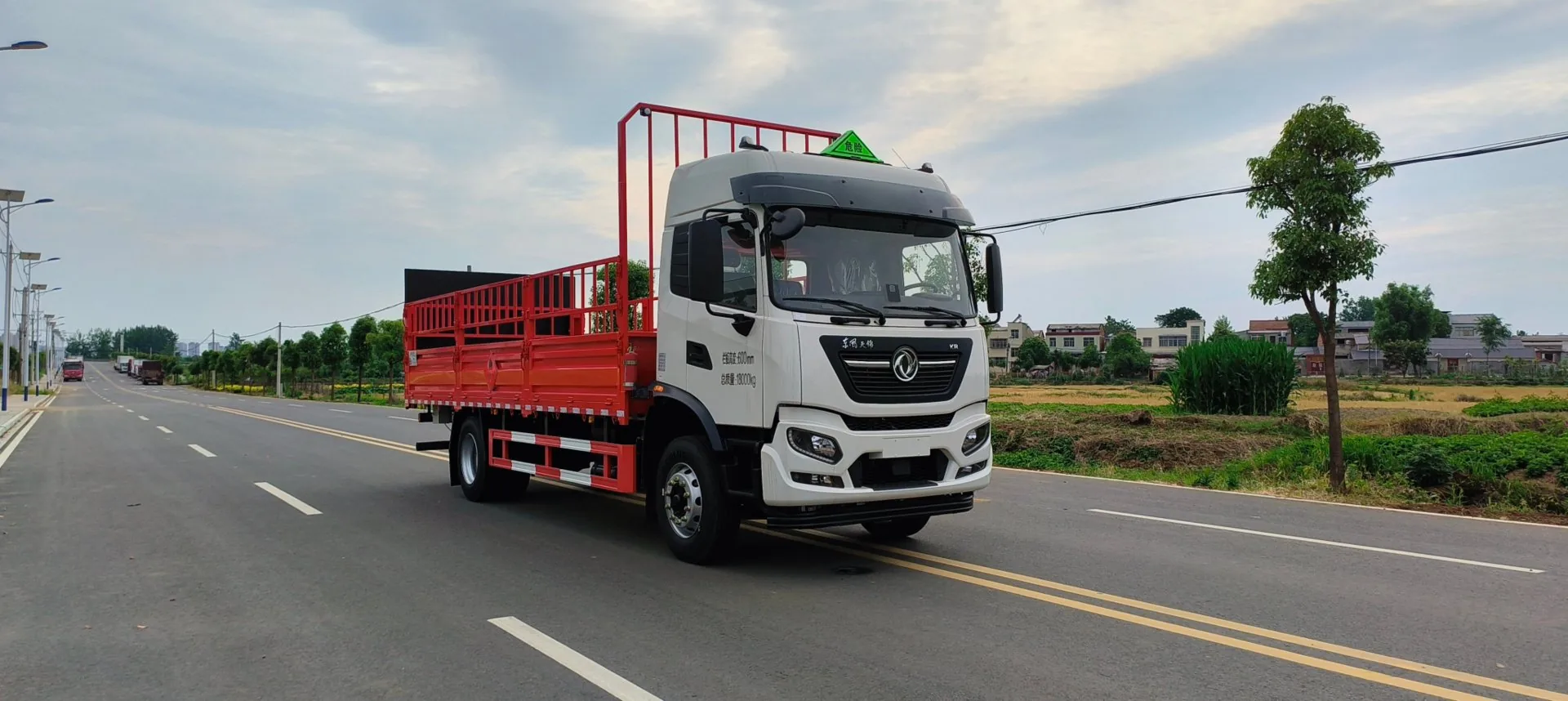 东风天锦KR危险品高栏运输车 正面实拍：D560天锦KR驾驶室 + 东风双飞燕标 + 危险品三角顶灯 + LED日间行车灯