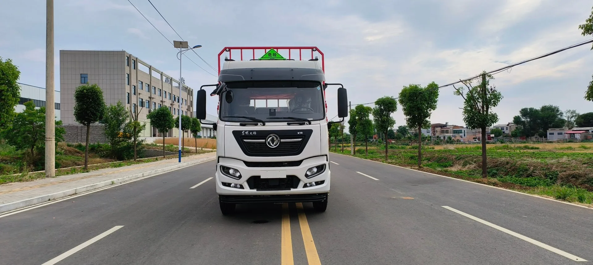 东风天锦6米8高栏板危险品运输车 · 交付成都化工溶剂客户
