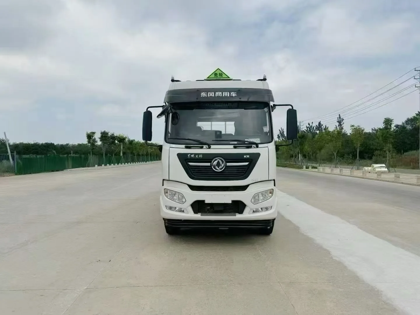 东风天锦KR小三轴高栏危险品运输车 正面实拍 KR标识+危险品三角顶灯