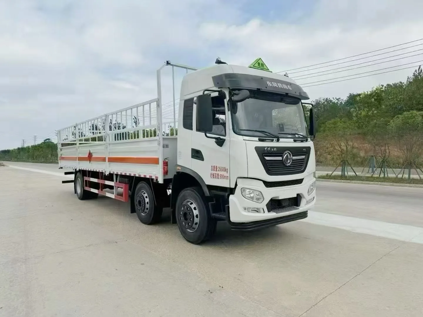 东风天锦KR高栏仓栏危险品运输车 右前45度实拍 总质量25500kg+栏板高度800mm标识