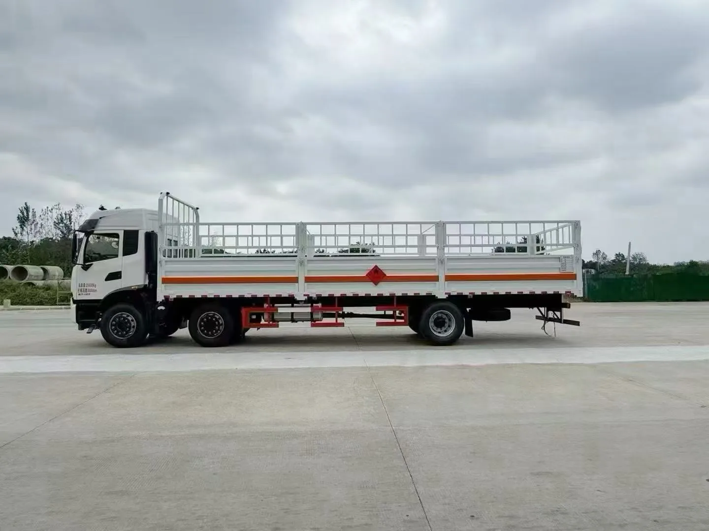 东风天锦KR 9.6米高栏仓栏危险品运输车 右侧正侧实拍 白色花栏+橙色反光条+易燃液体菱形标志