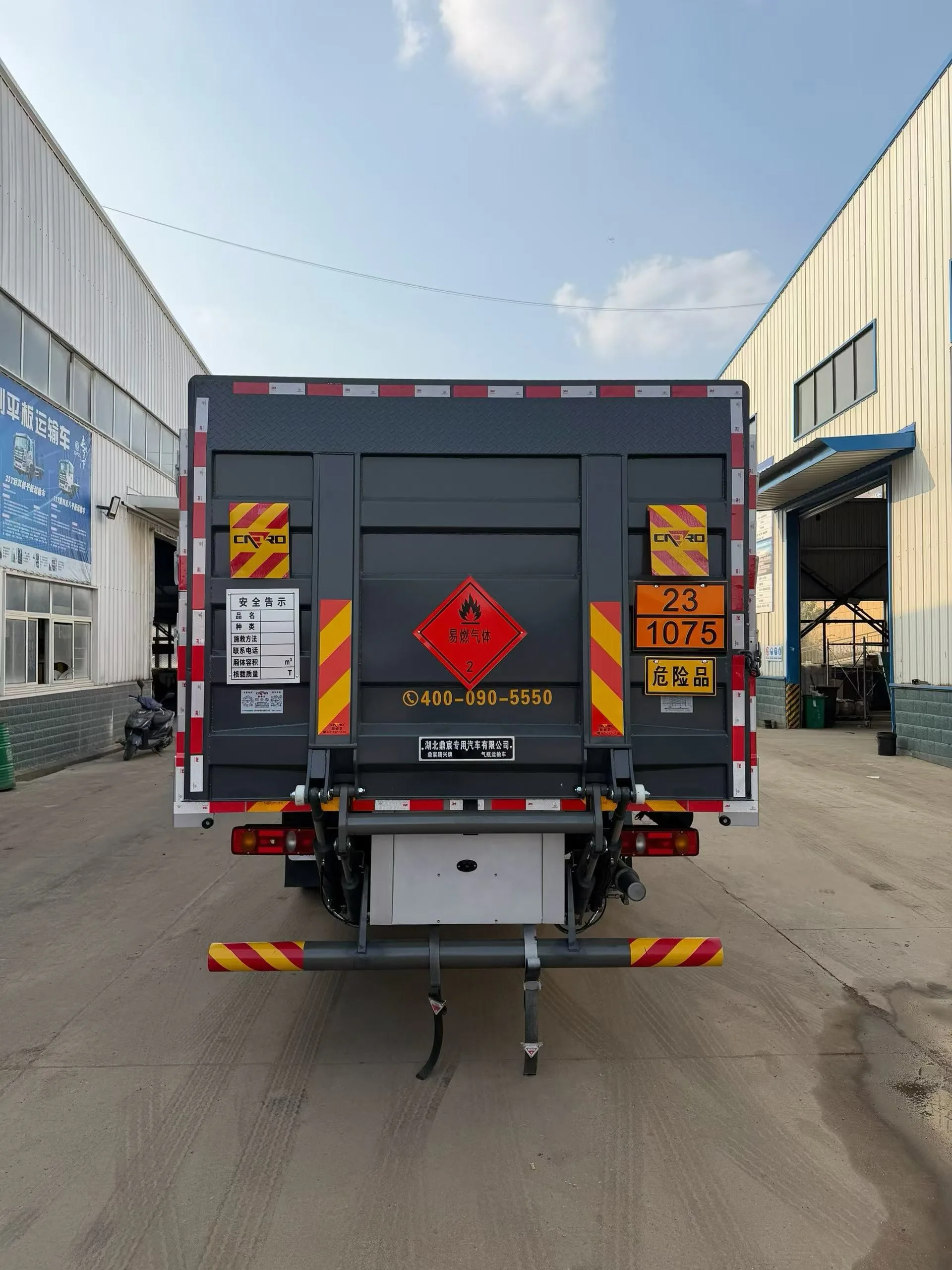 东风天锦KR高栏危险品运输车 正后实拍 液压尾板展开+易燃液体菱形标+危险品菱形牌