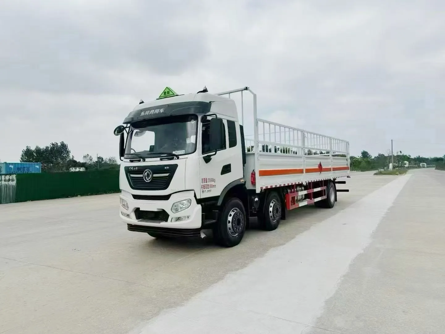 东风天锦KR 9.6米高栏仓栏式危险品运输车（25.5吨·康明斯260马力·小三轴）