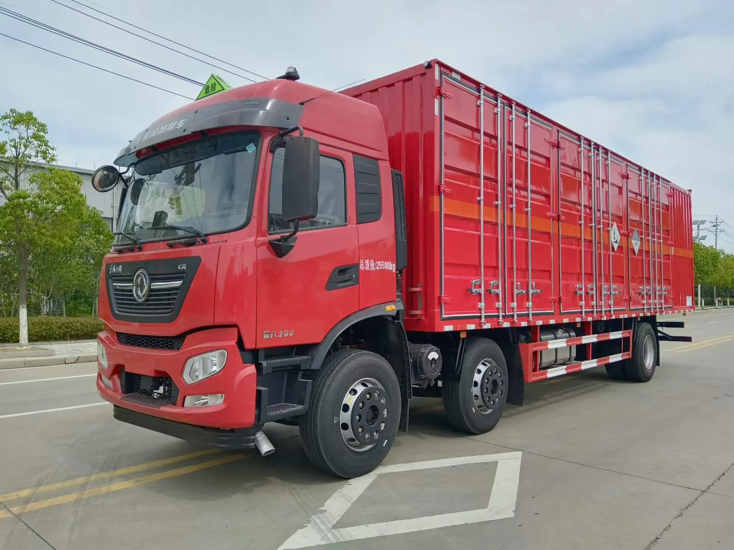 东风天锦KR小三轴危险品厢式运输车 右前45度实拍 国六260标识+总质量25500kg+红色瓦楞厢体