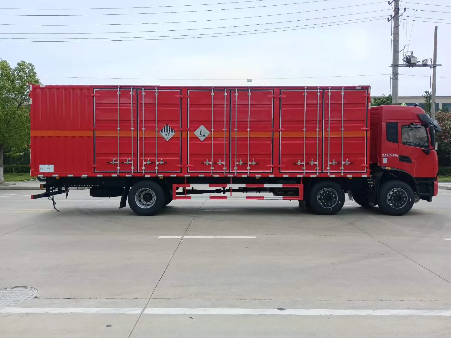 东风天锦KR 9.6米瓦楞厢式危险品运输车 右侧正侧实拍 双对开侧门+杂项/易燃液体菱形标志