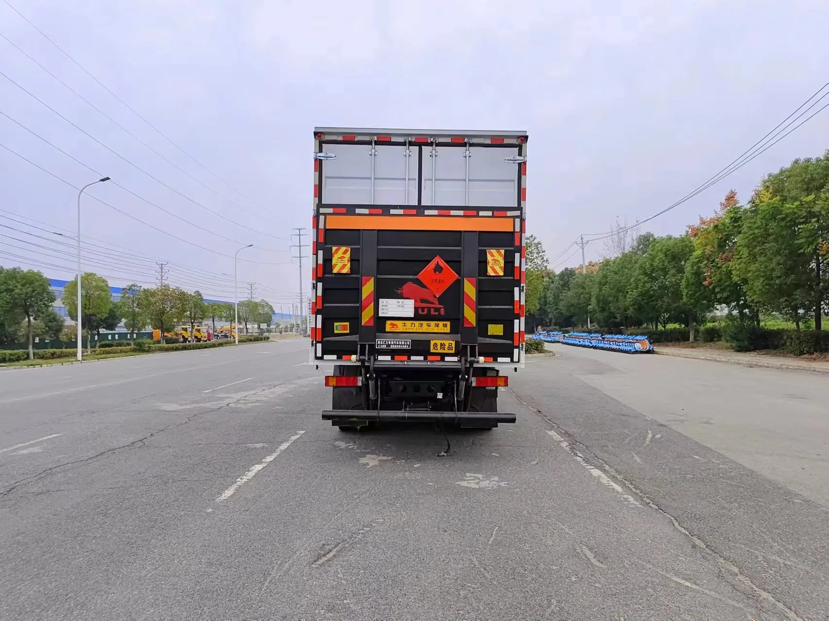 东风天龙KL危险品厢式运输车 车尾实拍：后门双开 + 菱形易燃液体标志 + 危险品字牌 + 尾部防撞杠 + 示廓灯