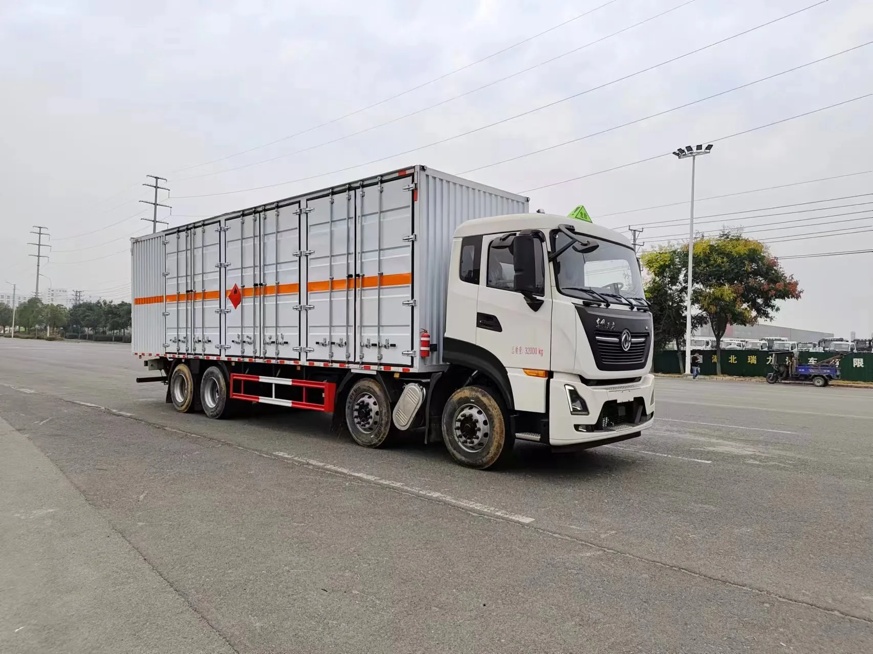 东风天龙KL前四后八9.6米危险品厢式运输车（32吨）