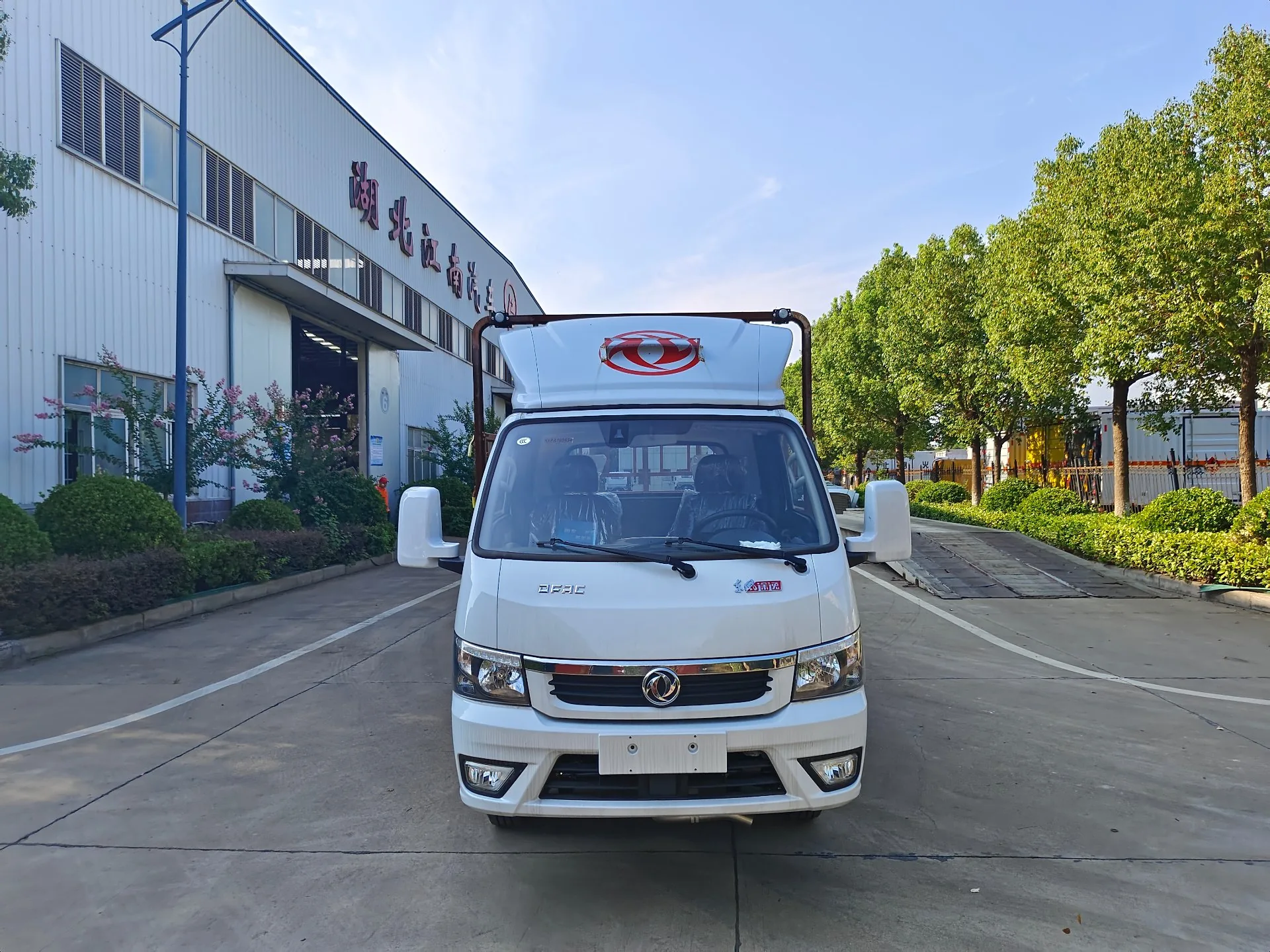 东风途逸正面实拍 DFAC前脸带导流罩和危险品顶灯