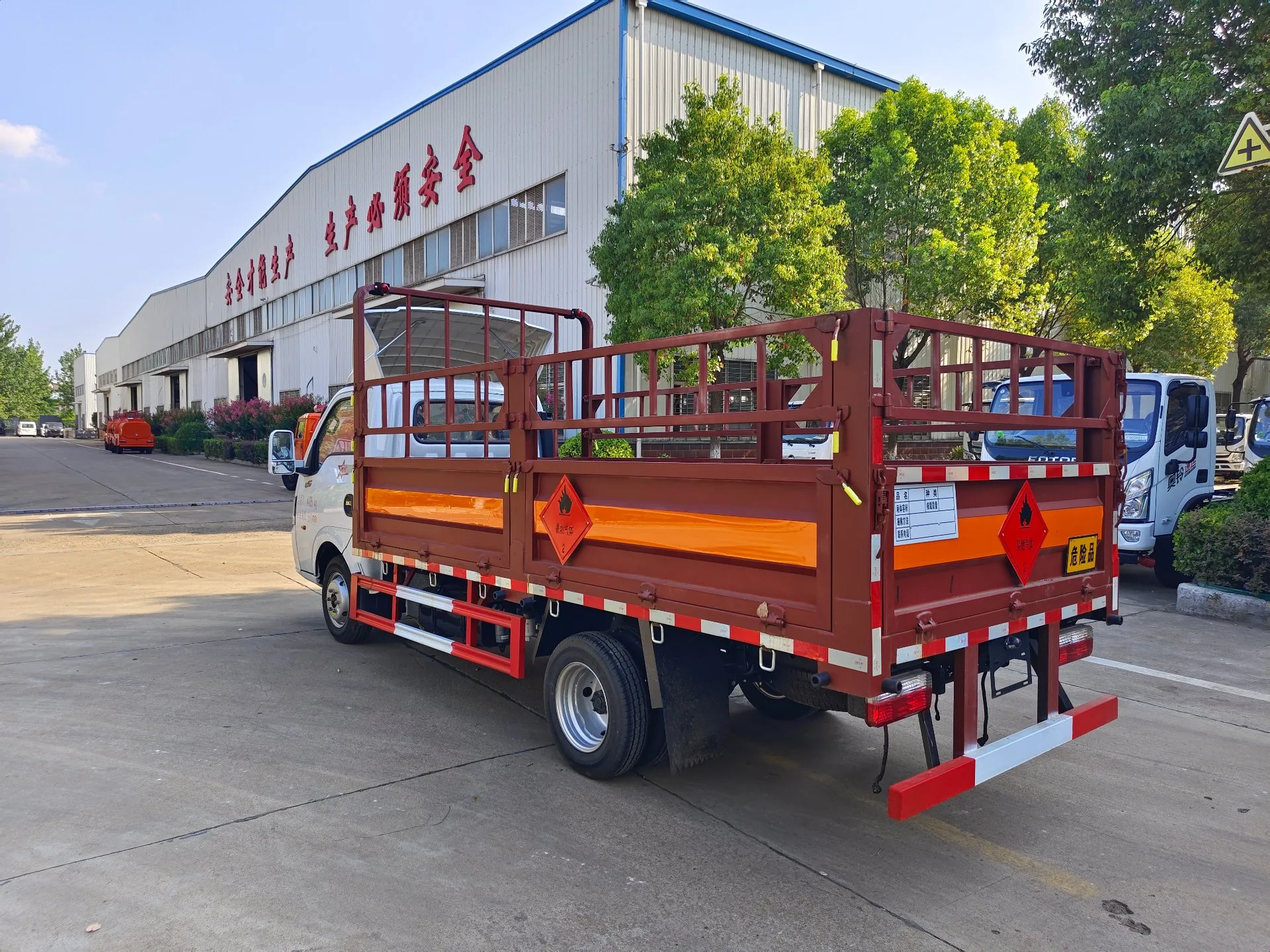 东风途逸正后尾 红棕色尾板危险品标识
