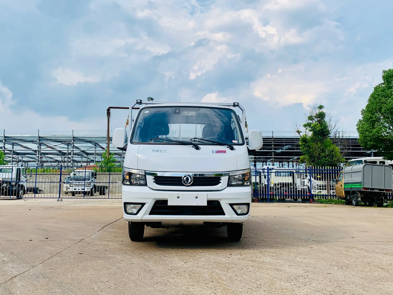 东风途逸汽油版高栏板气瓶运输车 正面实拍，DFAC前脸带危险品三角顶灯