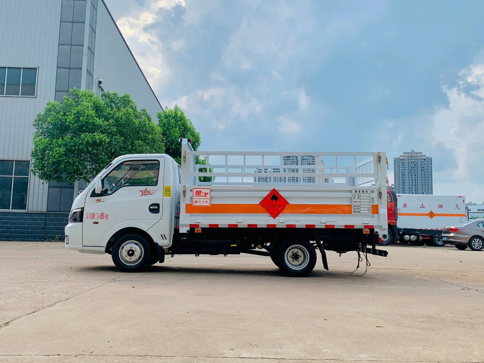 东风途逸汽油版高栏板气瓶运输车 右侧正侧实拍，高栏板带易燃气体2类菱形标识、橙色反光带与「总质量3365kg」标识