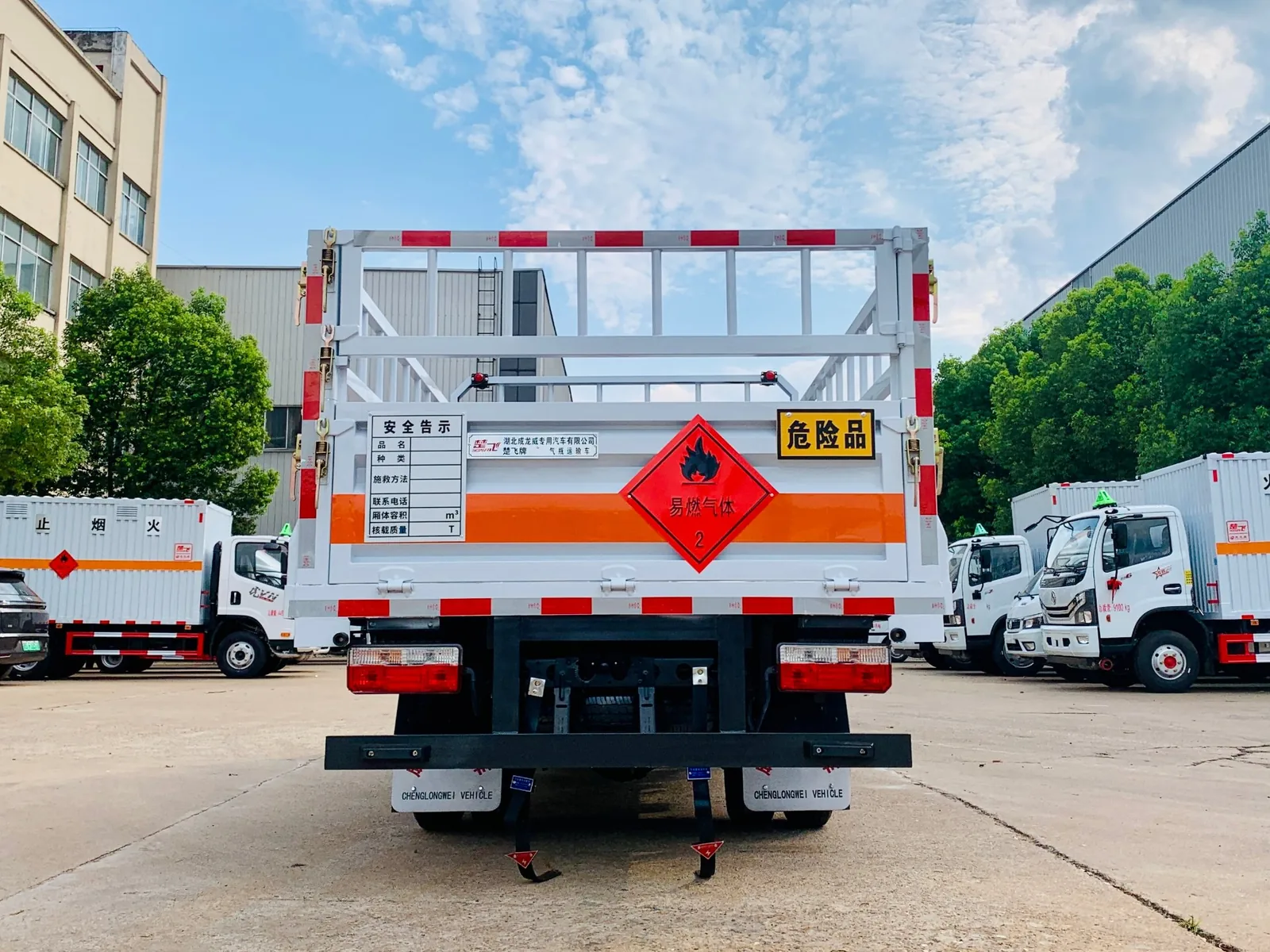 东风途逸汽油版高栏板气瓶运输车 正后尾实拍，后栏板易燃气体2类菱形标、危险品牌与安全告示牌