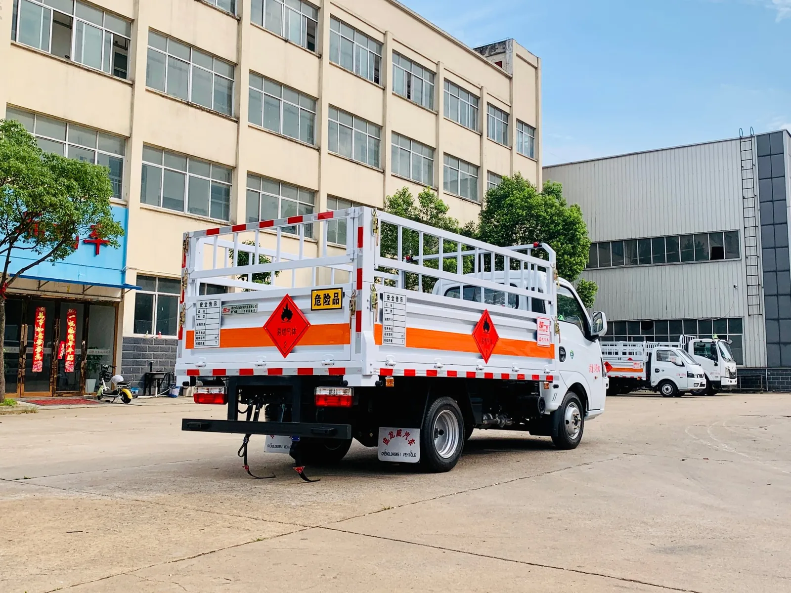 东风途逸汽油版高栏板气瓶运输车 左后45度实拍，高栏板后侧整车形态与拖地静电带