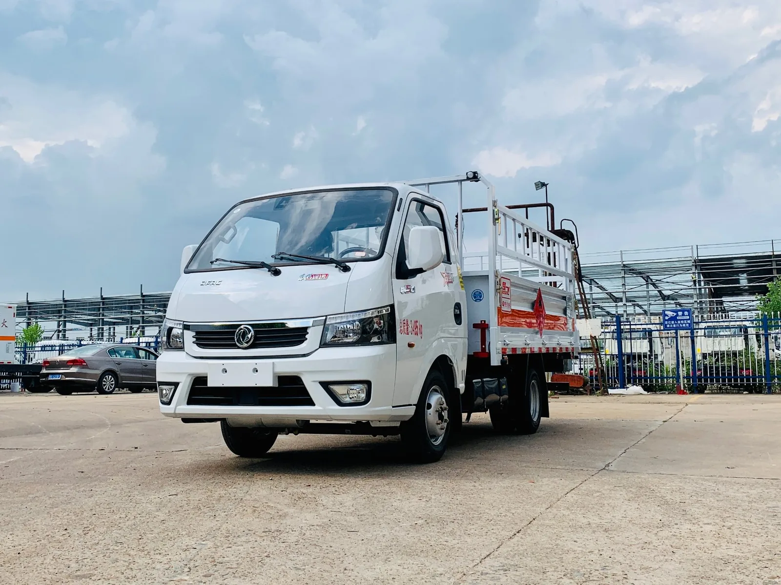东风途逸汽油版高栏板气瓶运输车 白色车身左前45度实拍，高栏板空车状态带「总质量3365kg」标识