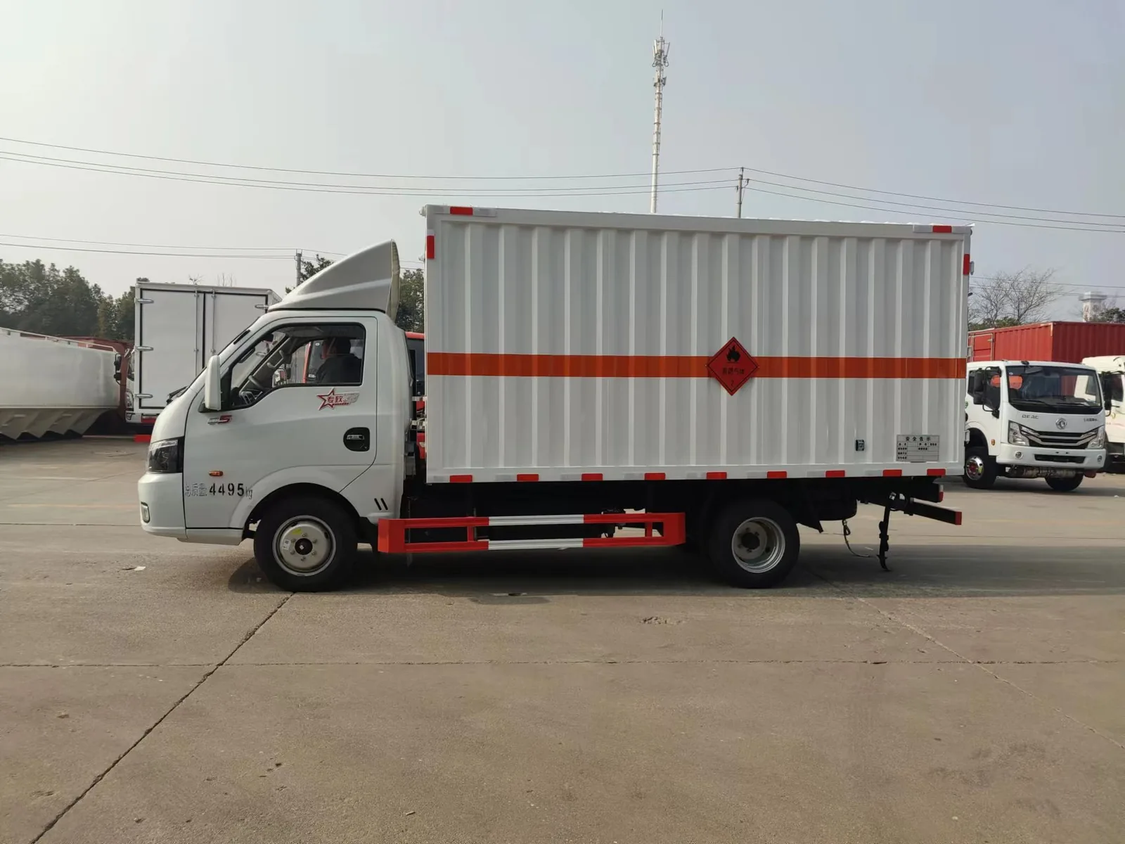 东风途逸柴油版轻型危险品厢式运输车 白色车身+白色厢体整车左正侧实拍，厂区场景