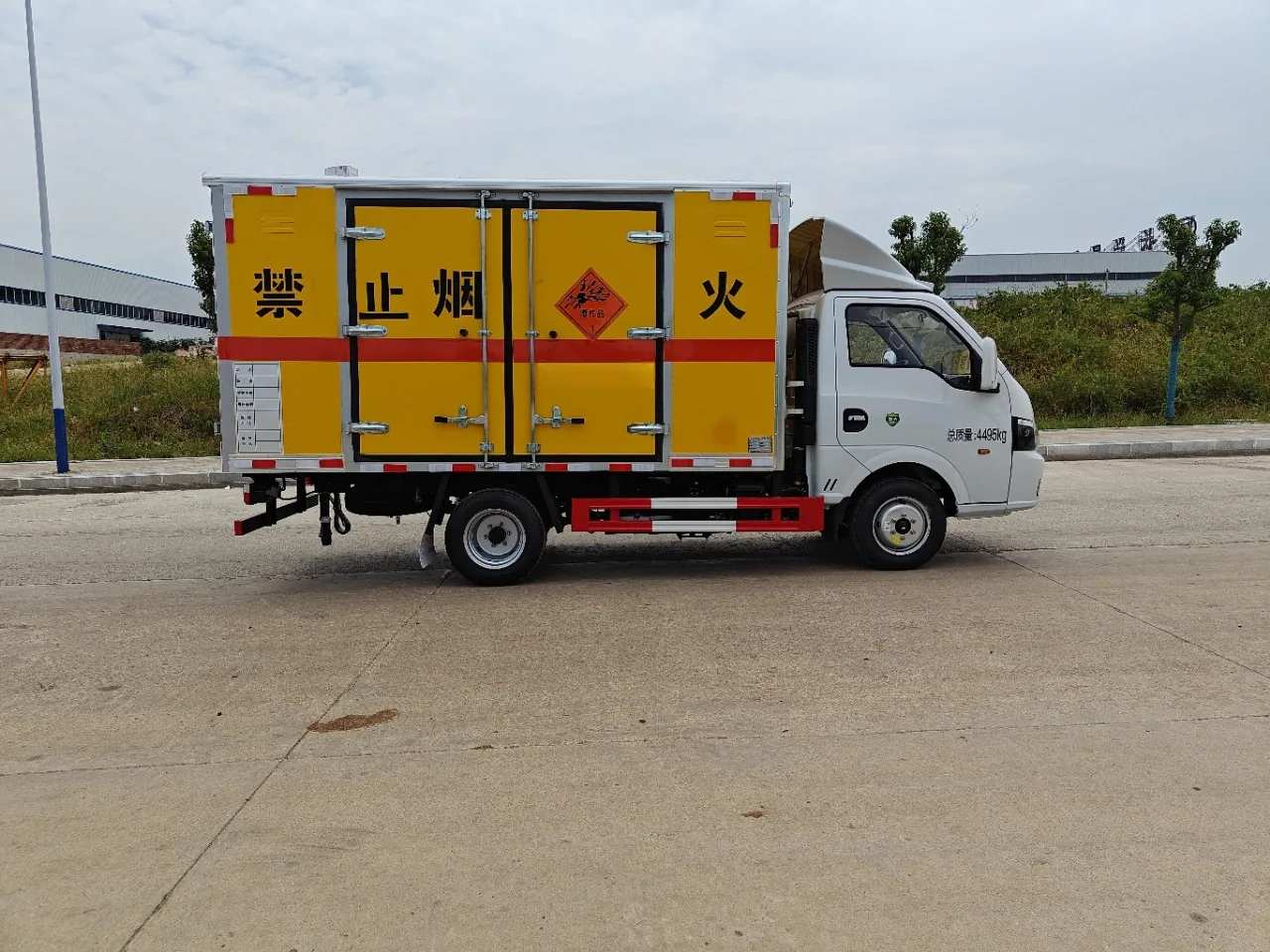 东风途逸柴油版轻型危险品厢式运输车 白色车身+黄色厢体整车左正侧实拍，带禁烟火字样、爆炸品菱形标识与橙色反光带