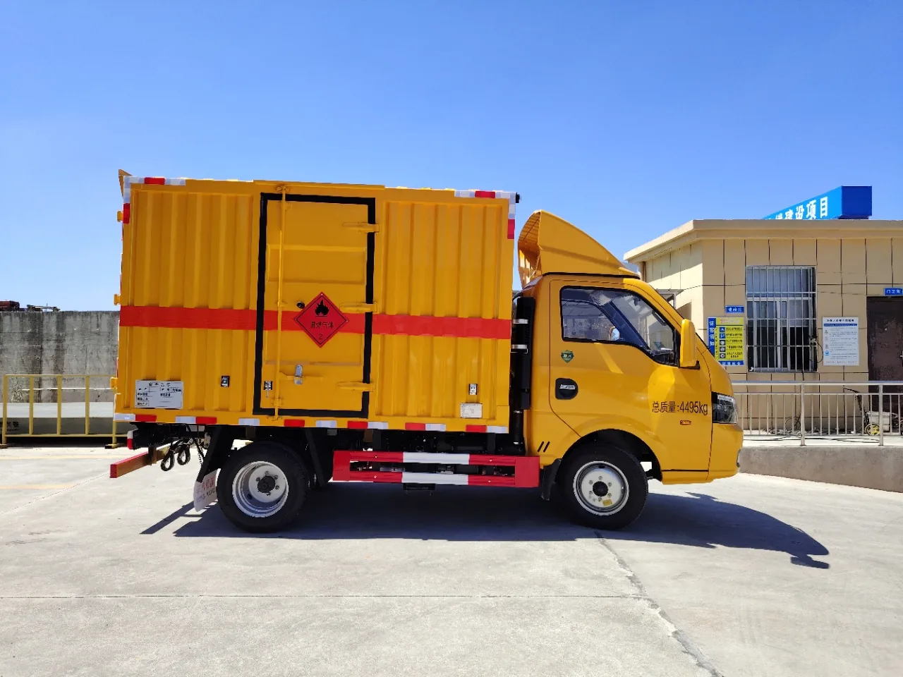 东风途逸柴油版轻型危险品厢式运输车