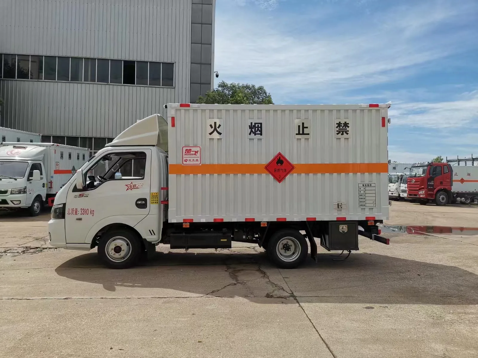 东风小途逸汽油版危险品厢式运输车 右侧正侧实拍，白色瓦楞厢体橙色反光带与易燃气体菱形标识
