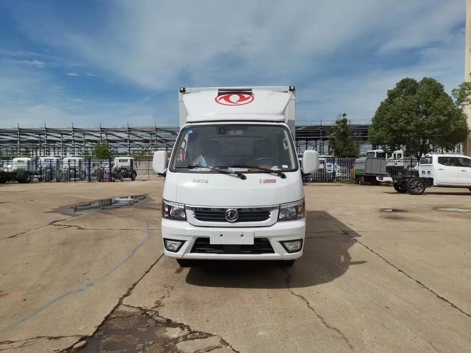 东风小途逸汽油版危险品厢式运输车 正面实拍，DFAC前脸带危险品三角顶灯