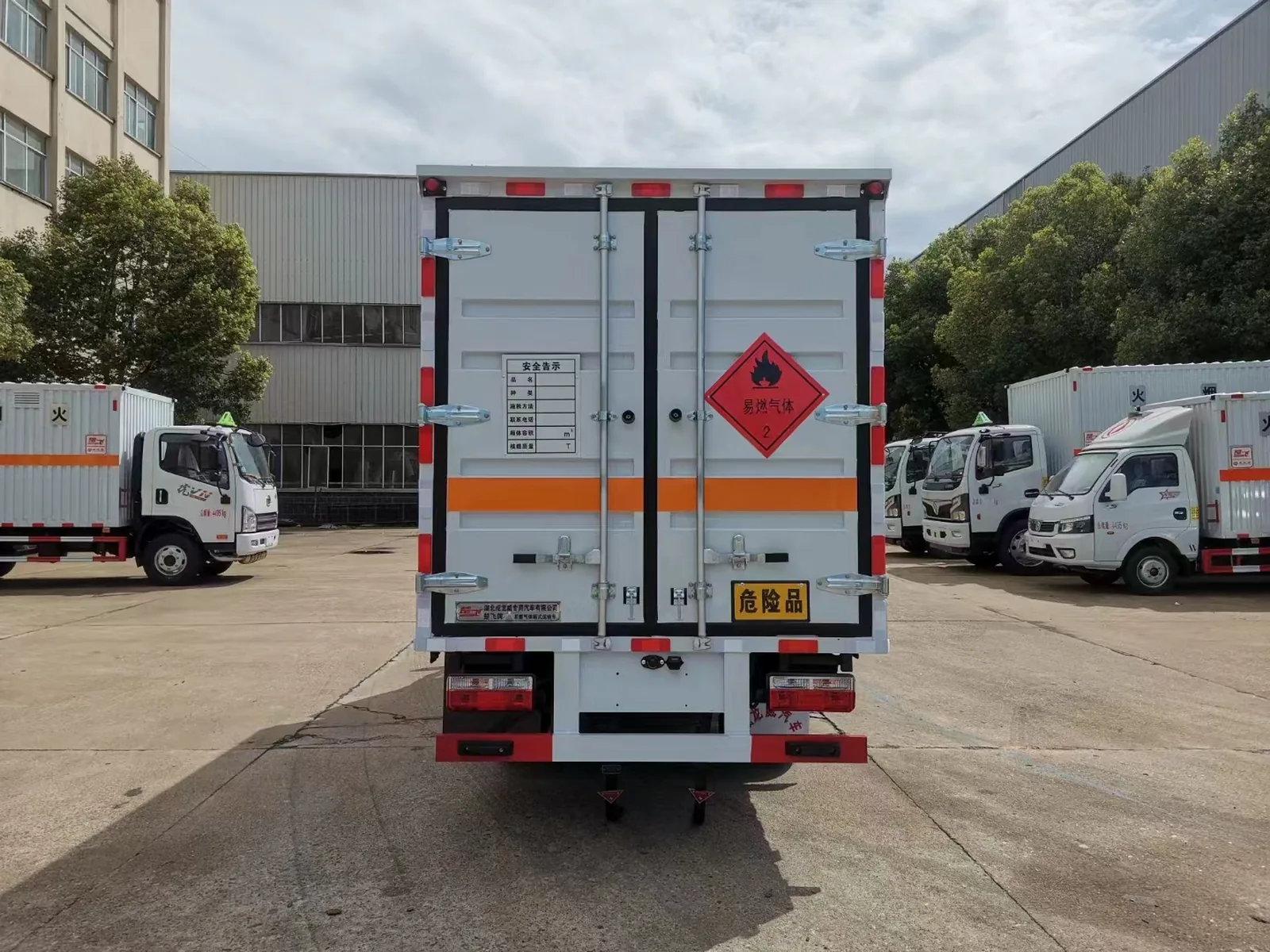 东风小途逸汽油版危险品厢式运输车 正后尾实拍，后对开门带易燃气体菱形标与危险品黄牌