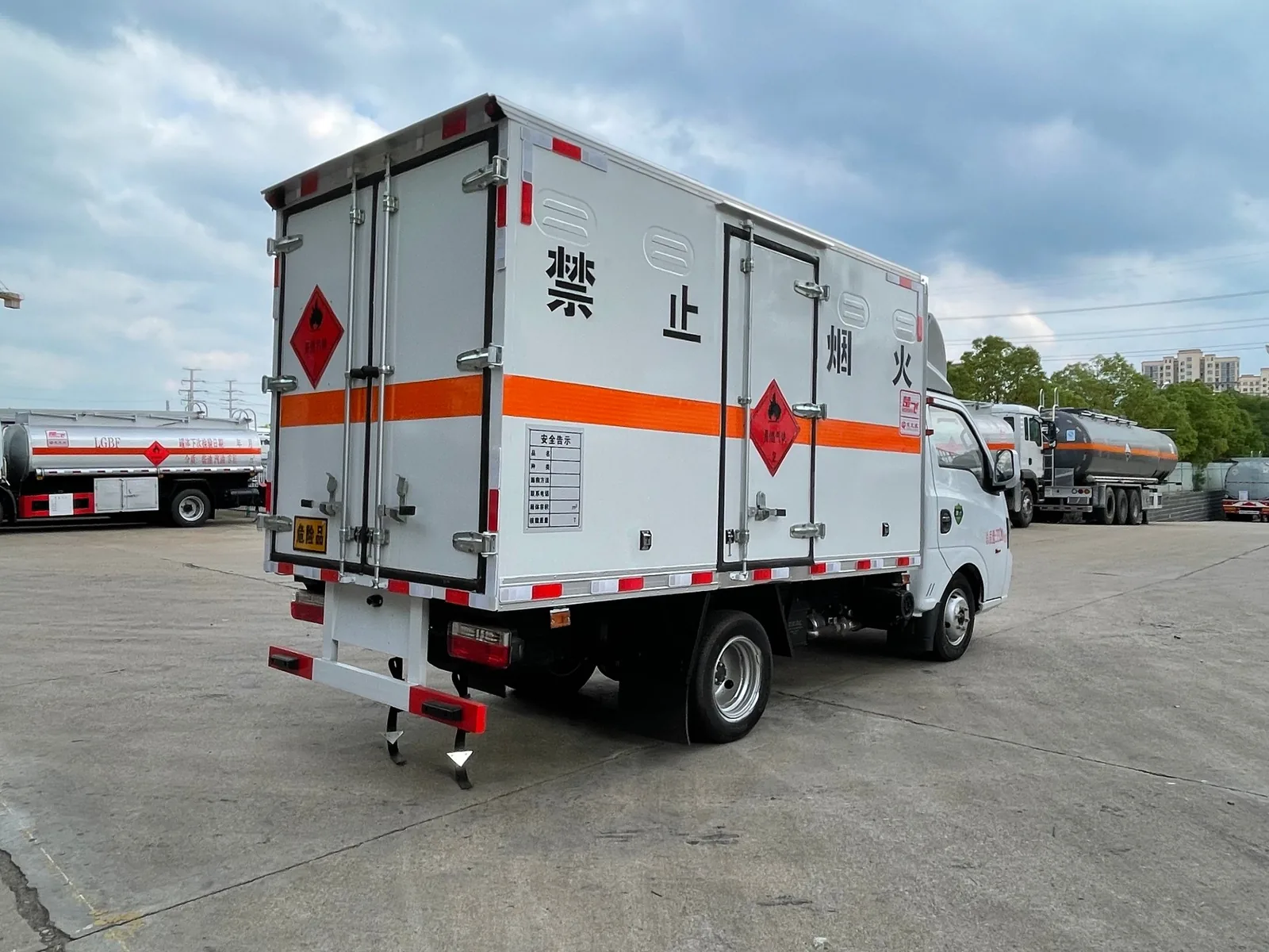 东风小途逸汽油版危险品厢式运输车 右后45度实拍，厢体侧面单开侧门与卧环固定结构
