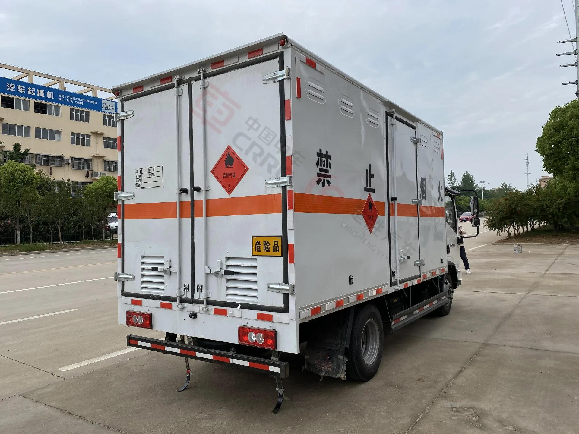 楚胜牌 福田奥铃蓝牌易燃气体厢式运输车，右后 45 度视角，可清晰看到后部对开门、橙色反光带、厢体粘贴易燃气体菱形标识与「危险品」标牌，地面拖地静电带接触良好，驾驶室为单排翻转式