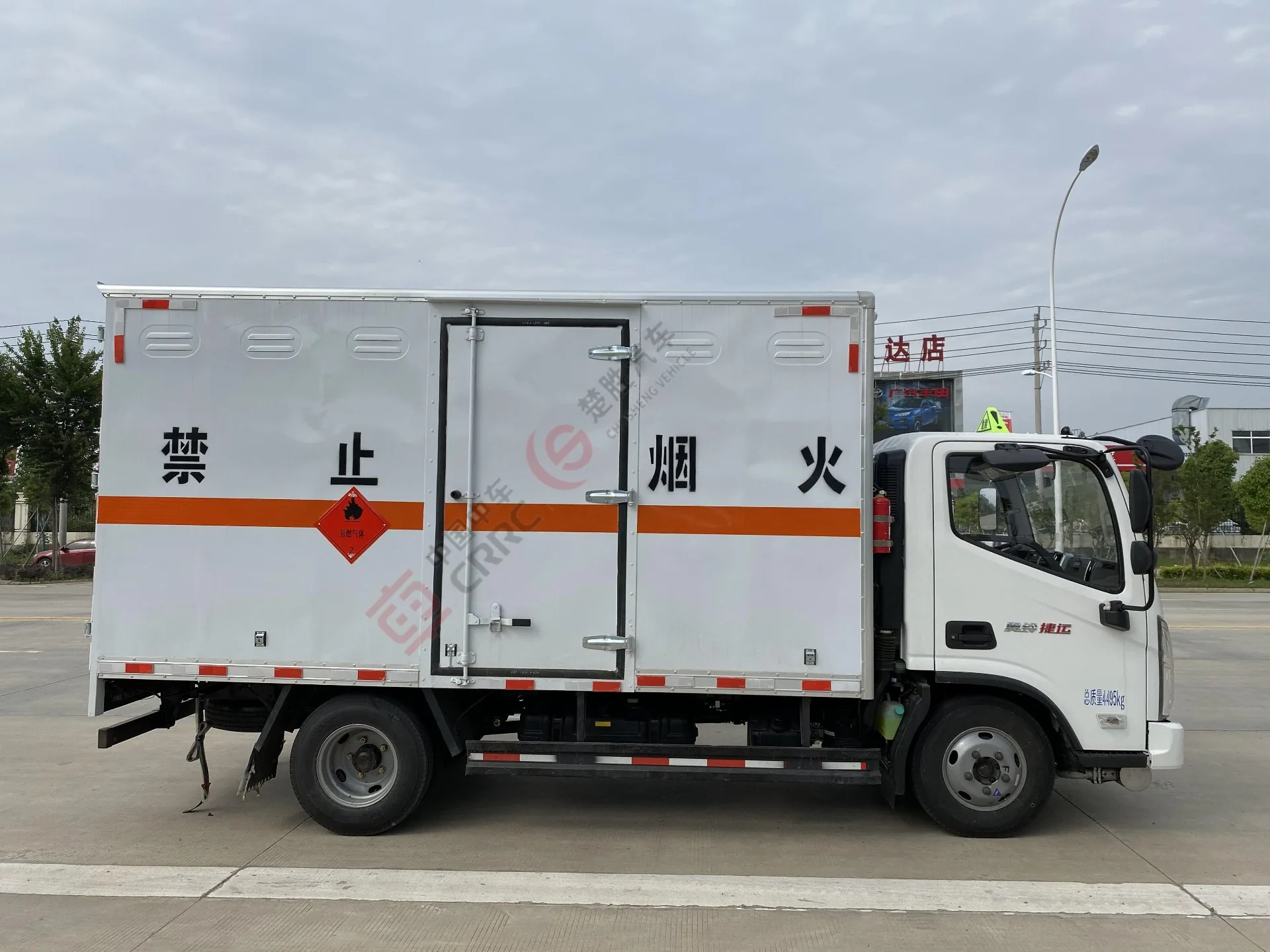 楚胜牌 福田奥铃蓝牌易燃气体厢式运输车，右正侧视角，厢体「禁烟火」与易燃气体菱形标识、对开门与侧开门位置清晰可见，车身贴有「楚胜汽车」水印（标注「总质量 4495kg」牌照信息在驾驶室门下方）