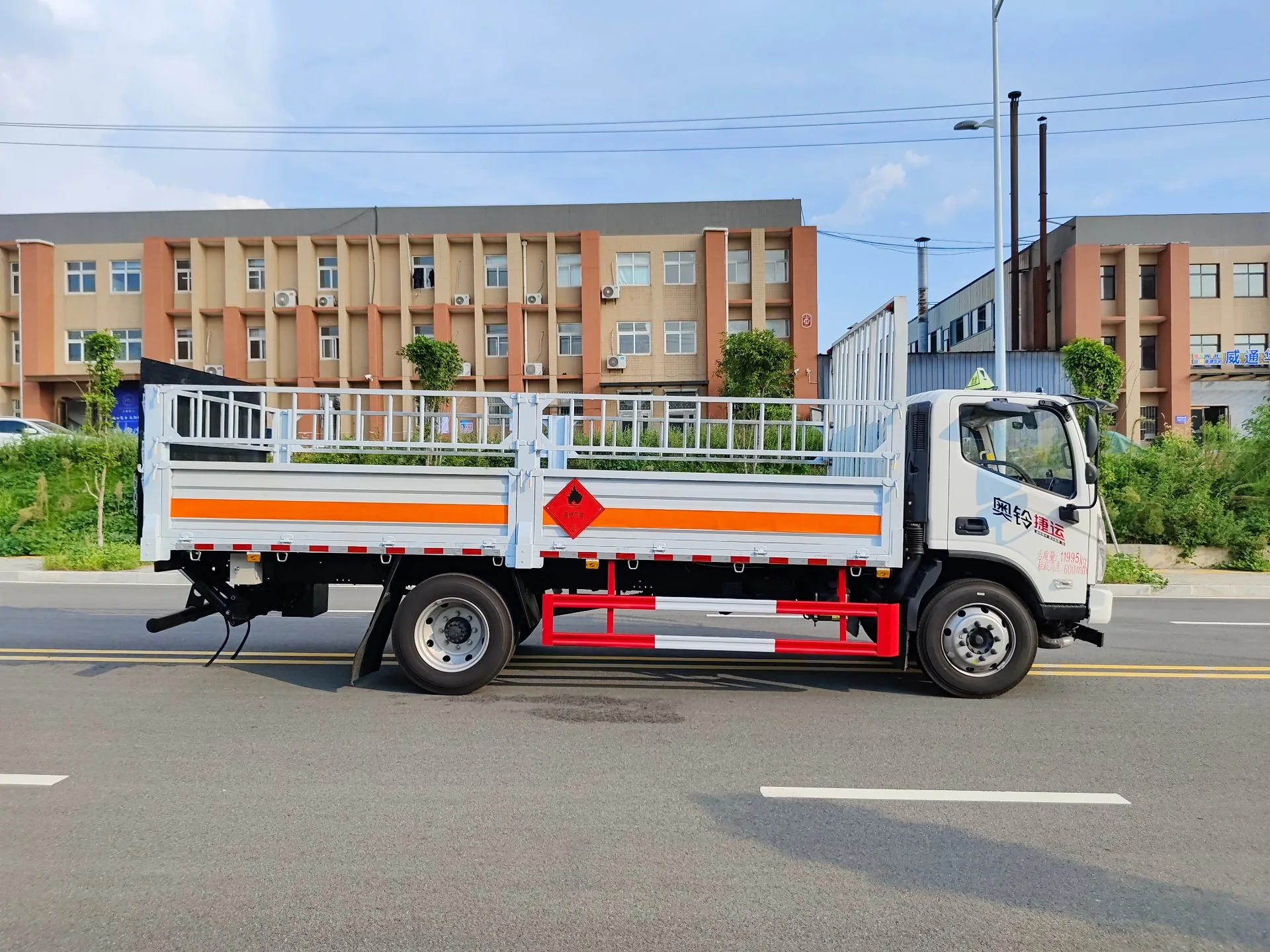  福田奥铃黄牌 5120 气瓶运输车，左正侧视角，驾驶室带危险三角顶灯，红色栏板 + 易燃气体菱形标识（火焰图案）+ 橙色反光带 + 8+6 片后板簧（红色加强型），栏板顶部带可拆卸高栏