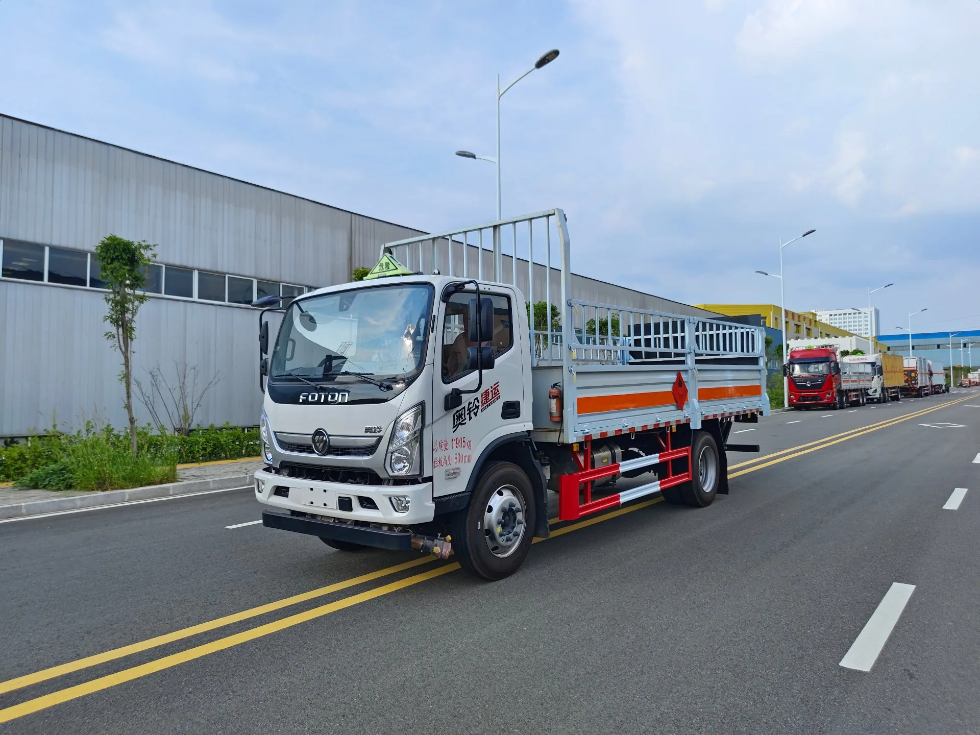  福田奥铃黄牌 5120 气瓶运输车，左后 45 度视角，红色栏板 + 易燃气体菱形标识 + 龙门架圆管结构 + 8+6 片后板簧（红色），厂区外柏油道路背景