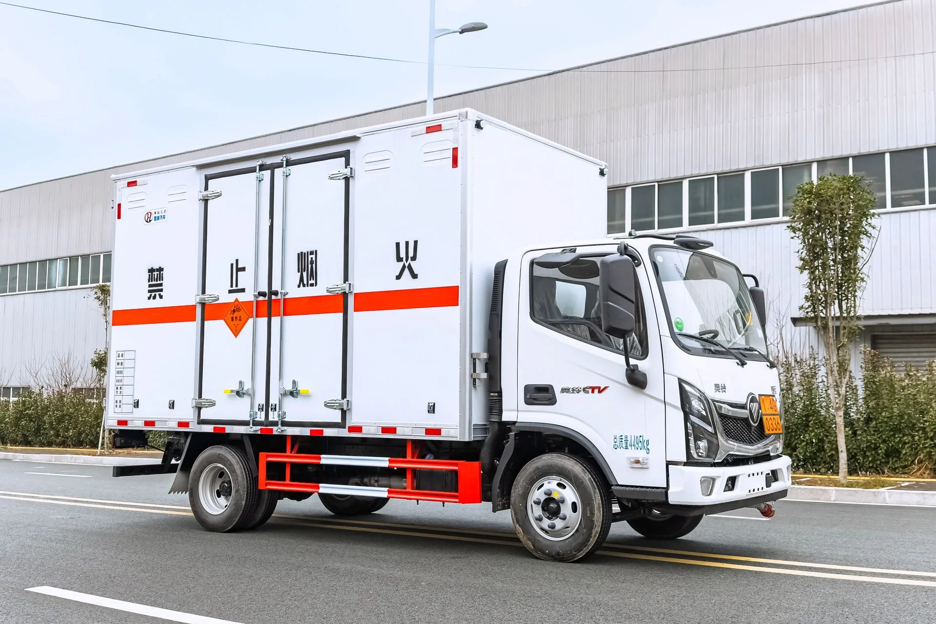  福田奥铃蓝牌 4.2 米危险品厢式运输车，后左 45 度视角，白色厢体后双开门可见「禁止烟火」四个大字 + 橙色反光横条 + 易燃气体菱形标识 + 红色防护栏，驾驶室侧面标注「奥铃 ESC+CTV」「总质量 4495kg」字样