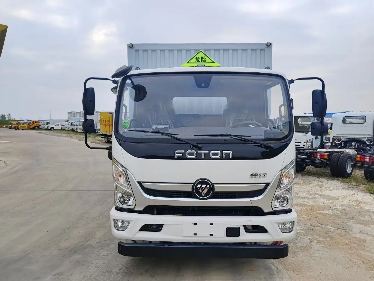  福田奥铃黄牌 5090 多介质厢式运输车，2060 宽驾驶室车头正视（康机版），白色驾驶室带 FOTON 字样与危险三角顶灯，可清晰看到 7 吋彩屏仪表台与中控按钮区