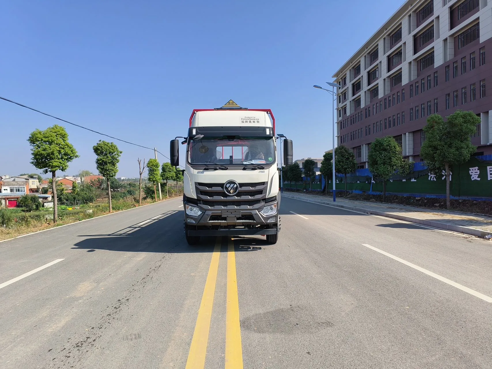 欧曼行星危险品仓栅运输车 正面实拍：欧曼行星排半高顶驾驶室 + 危险品三角顶灯 + 前部仓栅护栏