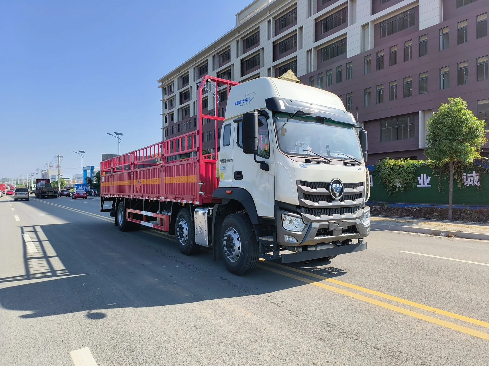 欧曼行星 9.6米仓栅式危险品运输车（25.5吨）