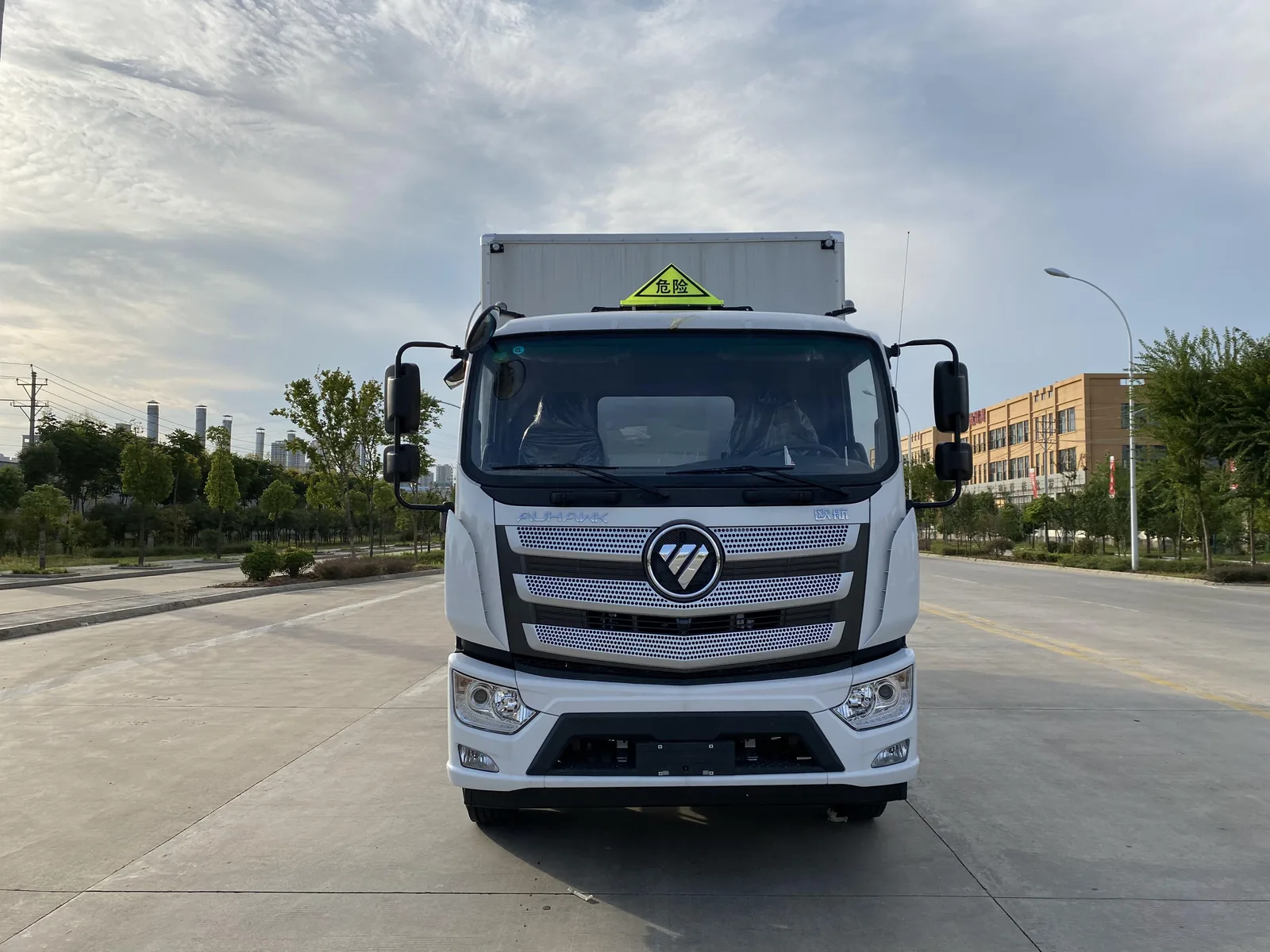 福田欧航危险品厢式运输车 正前45度特写：欧航前脸（格栅字标）+ 危险品三角顶灯 + 2200宽体排半驾驶室 + 国六康明斯动力