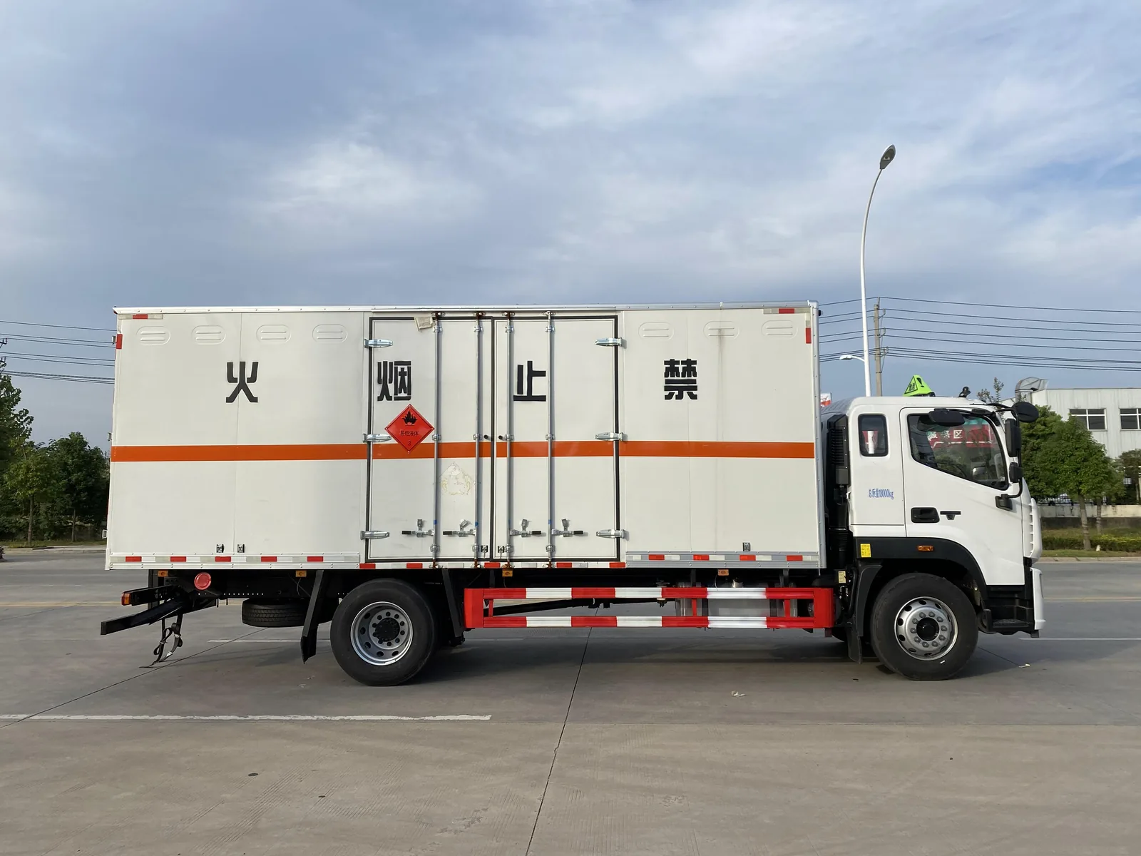 福田欧航三类易燃液体厢式运输车 正侧面实拍：白色厢体 + 橙色反光大带 + 3类易燃液体菱形标志牌 + 禁止烟火大字 + 后双开门厢体 + 导静电拖地带 + 红白侧防护栏