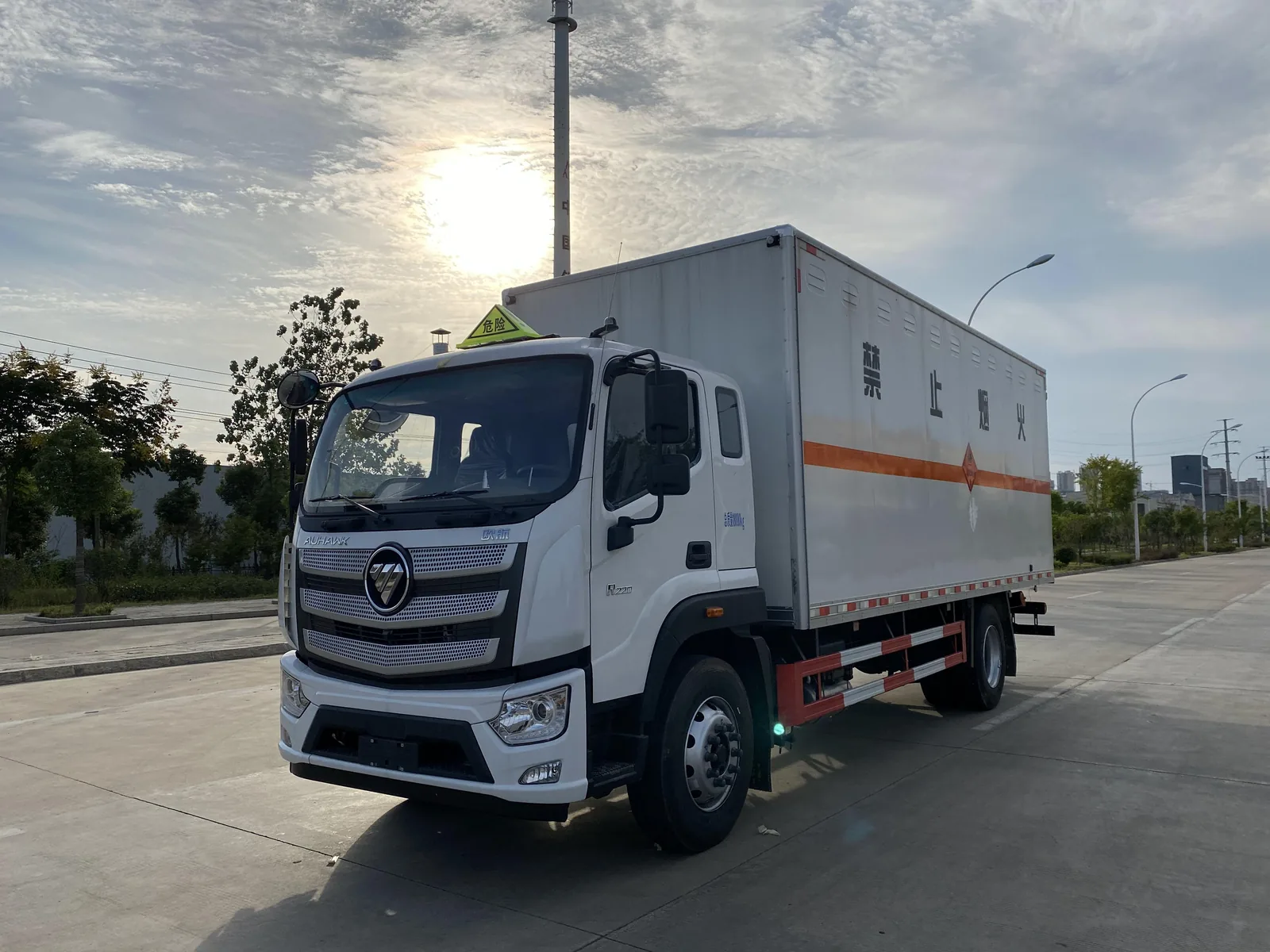 福田欧航18吨易燃液体厢式运输车 左前45度实拍：排半驾驶室 + 白色厢体侧面（危险品菱形标志+橙色反光带）+ 后桥空气悬架 + 11R22.5轮胎