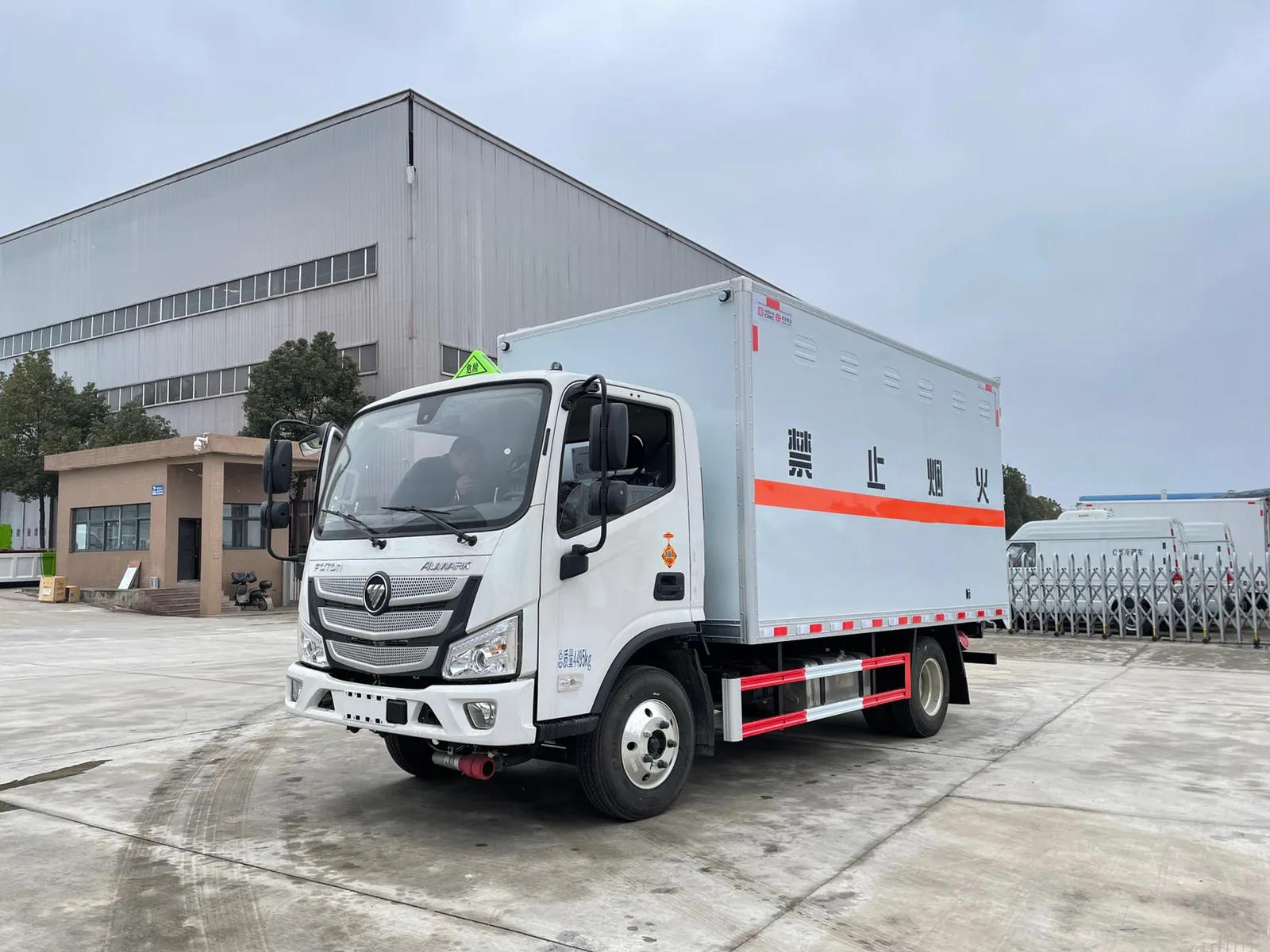 福田欧马可蓝牌爆破器材运输车 整车斜前实拍，厢体带「禁止烟火」四个大字与橙色反光带，可见「总质量 4495kg」标识与「FOTON AUMARK」车标
