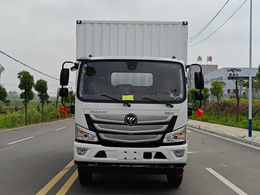 福田欧马可S3en正面实拍，AUMARK S3en镀铬格栅与双后视镜，2060宽体驾驶室前脸