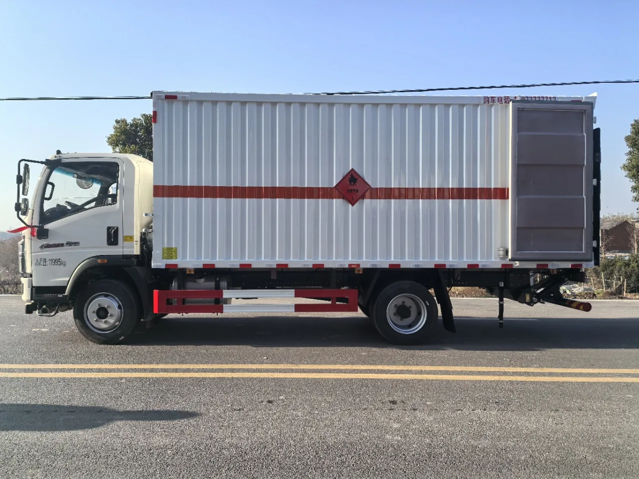 重汽豪沃黄牌危险品厢式运输车 实拍图 2