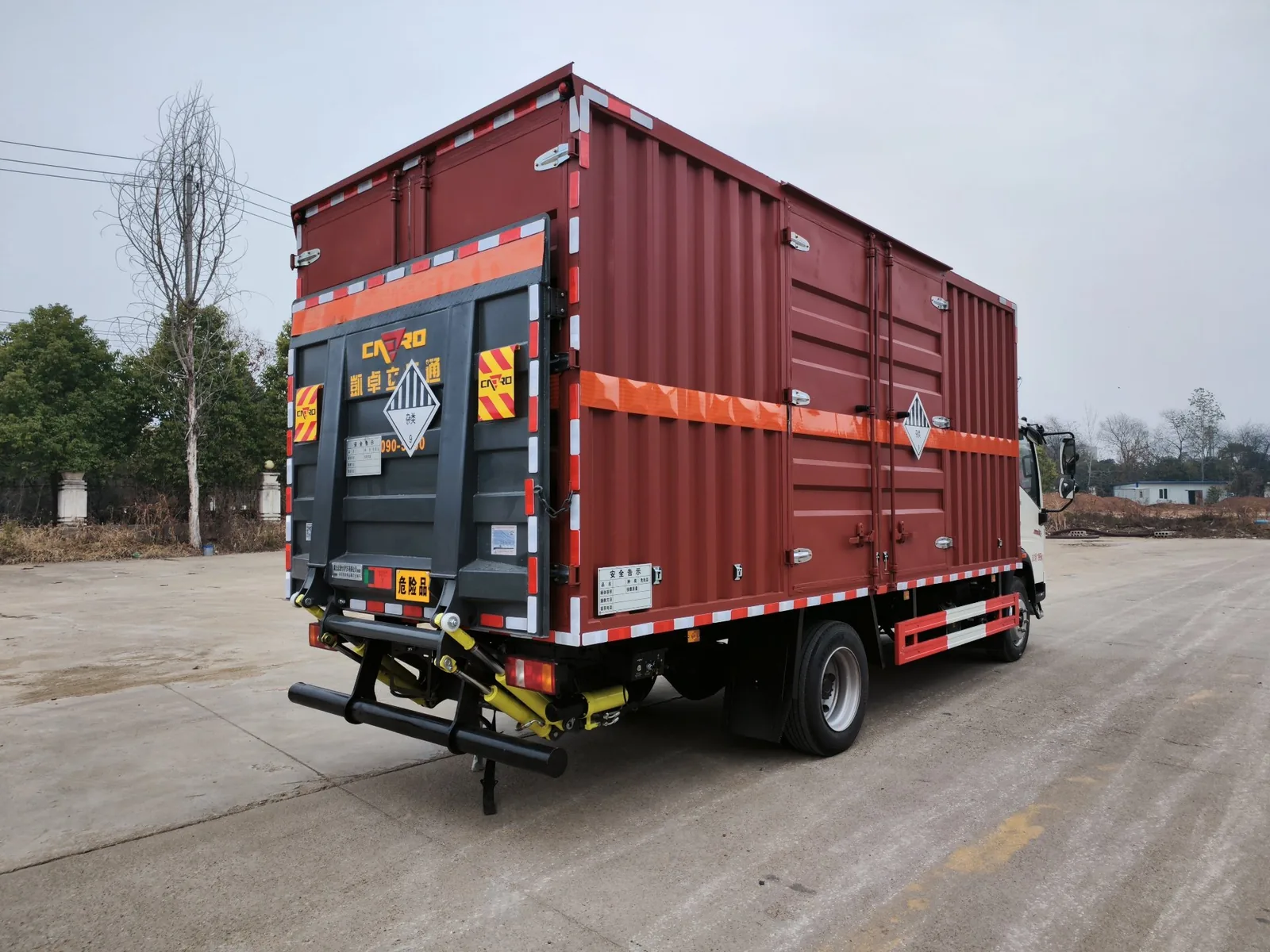 重汽豪沃黄牌危险品厢式运输车 实拍图 3