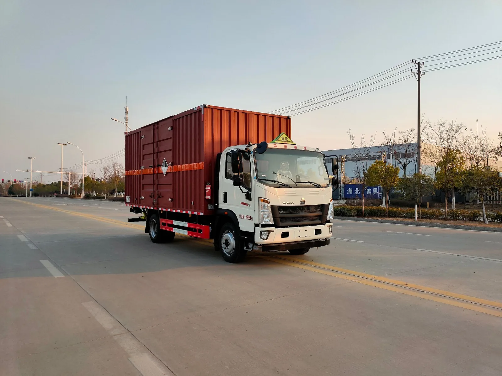 重汽豪沃黄牌危险品厢式运输车 实拍图 4