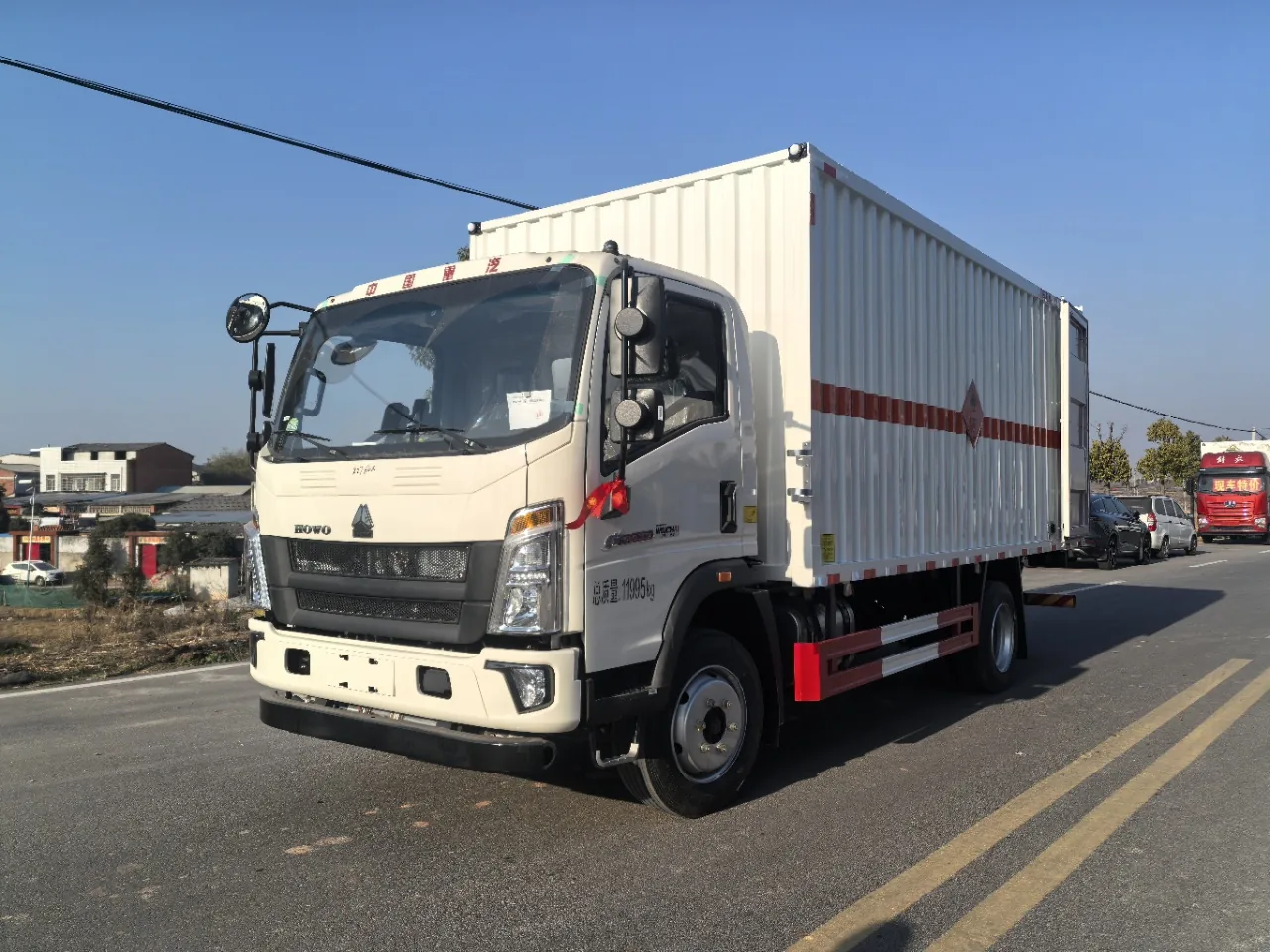 重汽豪沃黄牌危险品厢式运输车 实拍图 5