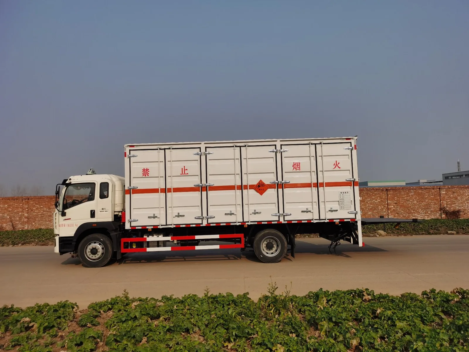重汽豪沃单桥18吨危险品厢式运输车 左侧正侧实拍，多开门厢体与侧门锁件、安全告示牌