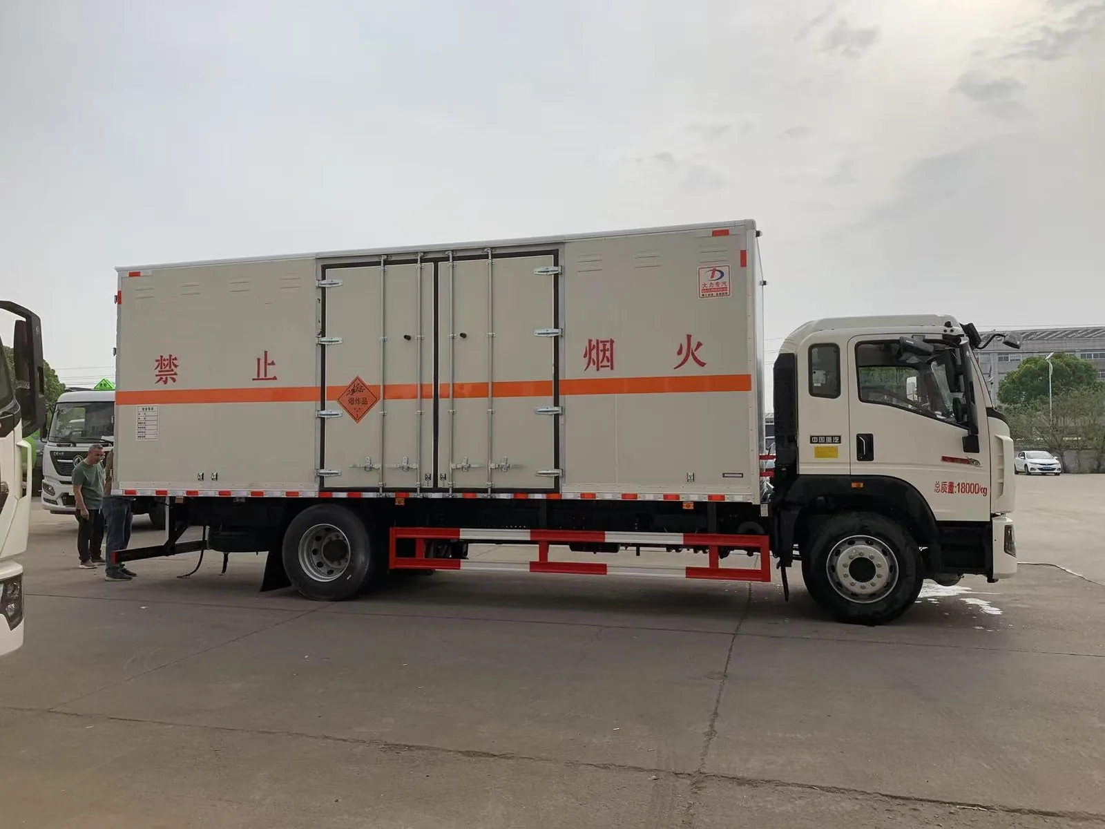 重汽豪沃单桥18吨危险品厢式运输车 右侧正侧实拍，中开侧门与热镀锌锁件、厢体安全告示牌