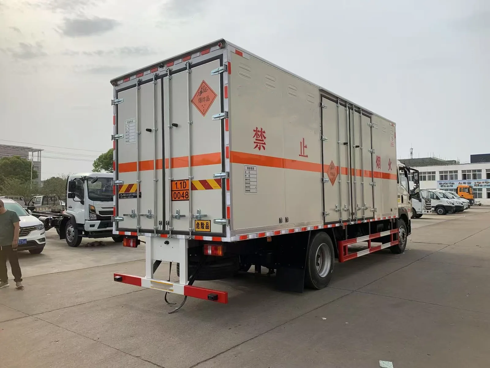 重汽豪沃单桥18吨危险品厢式运输车 正后尾实拍，后门爆炸品菱形标、危险品牌与液压尾板