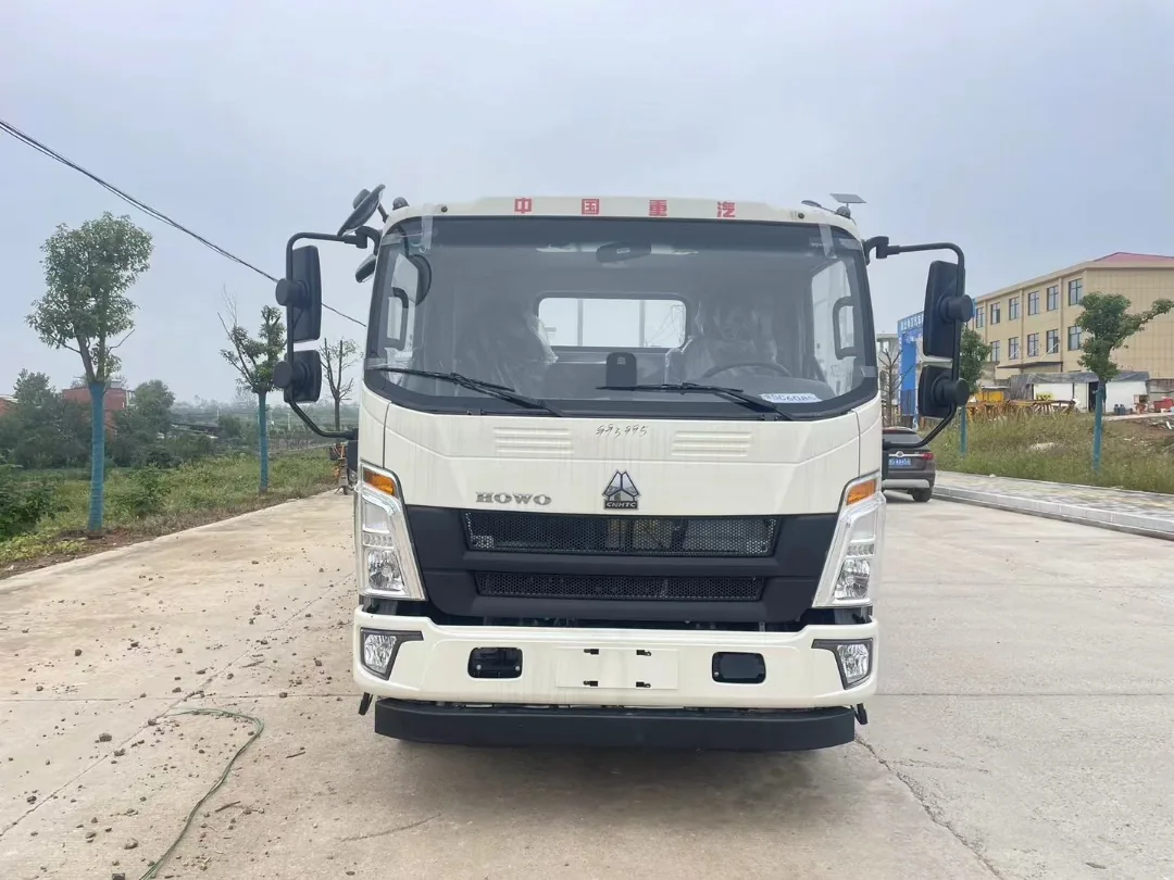 重汽豪沃HOWO正面实拍，镀铬格栅与HOWO/CNHTC标志，中国重汽红字位于车顶，双后视镜+豪华中体驾驶室前脸