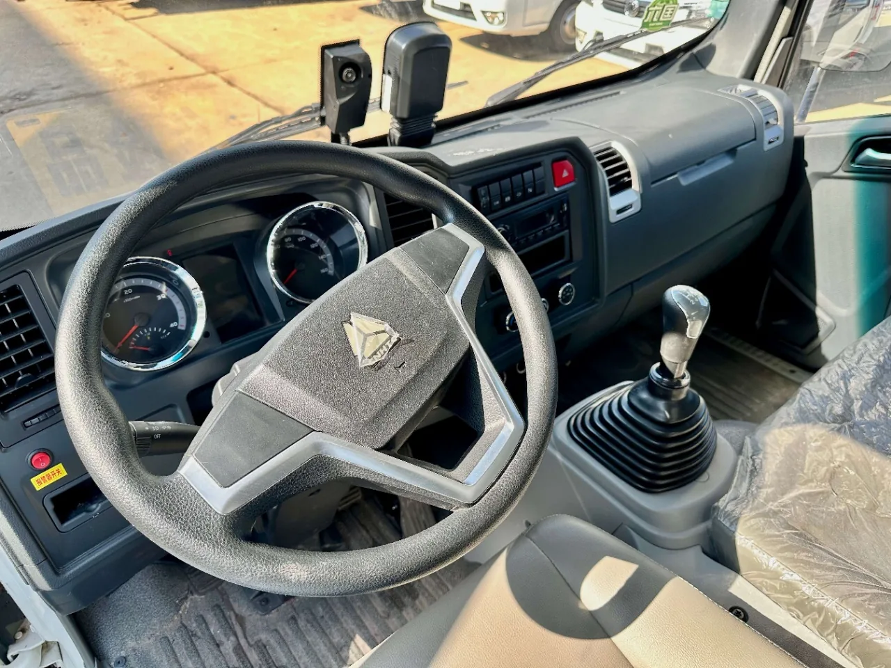 重汽豪沃蓝牌危险品厢式运输车 驾驶室内部仪表台，多功能方向盘、液晶仪表盘、挡杆、危险报警开关等
