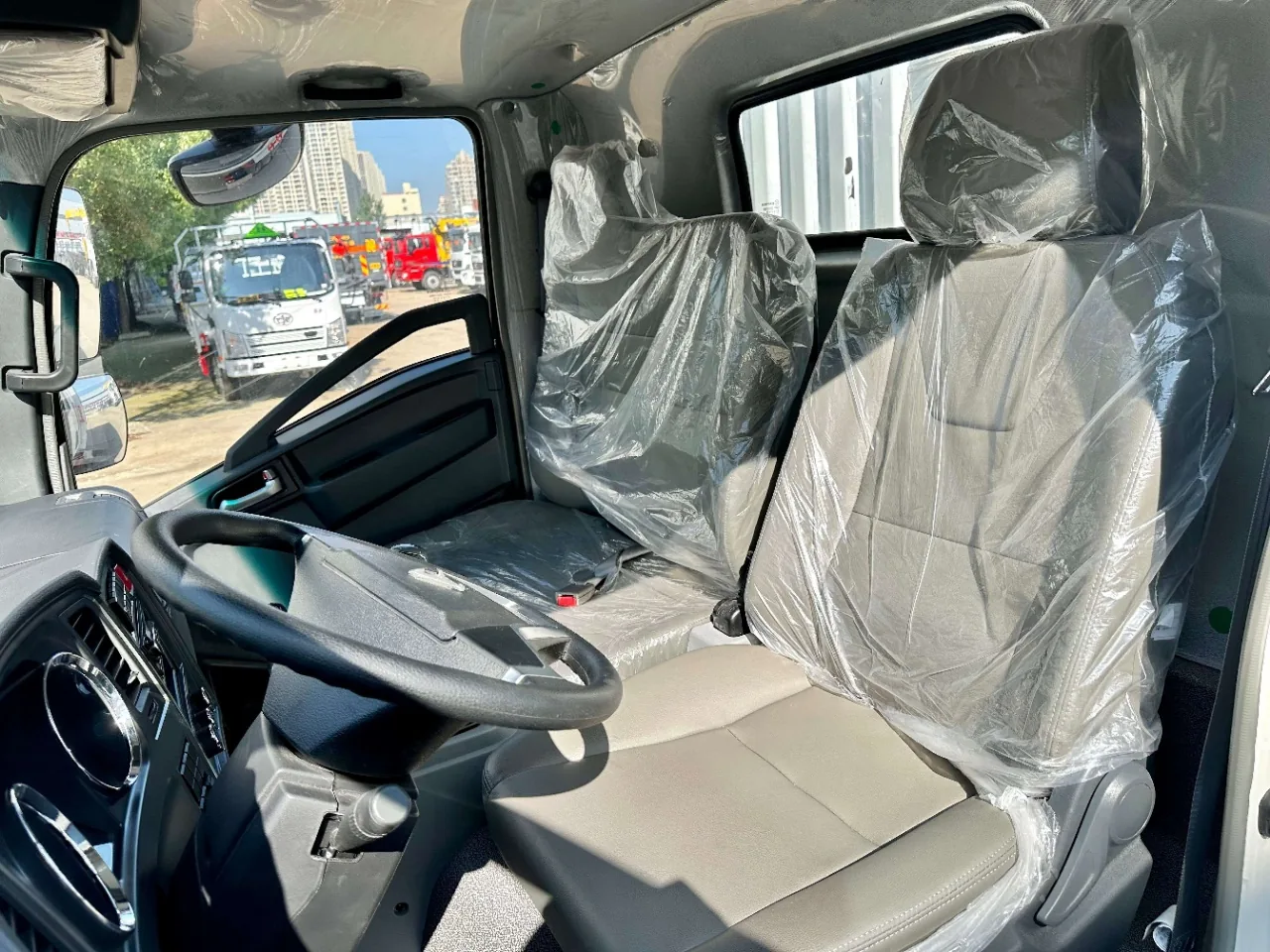 重汽豪沃蓝牌危险品厢式运输车 驾驶室内部座椅，皮质座椅带塑料包装，副驾视角