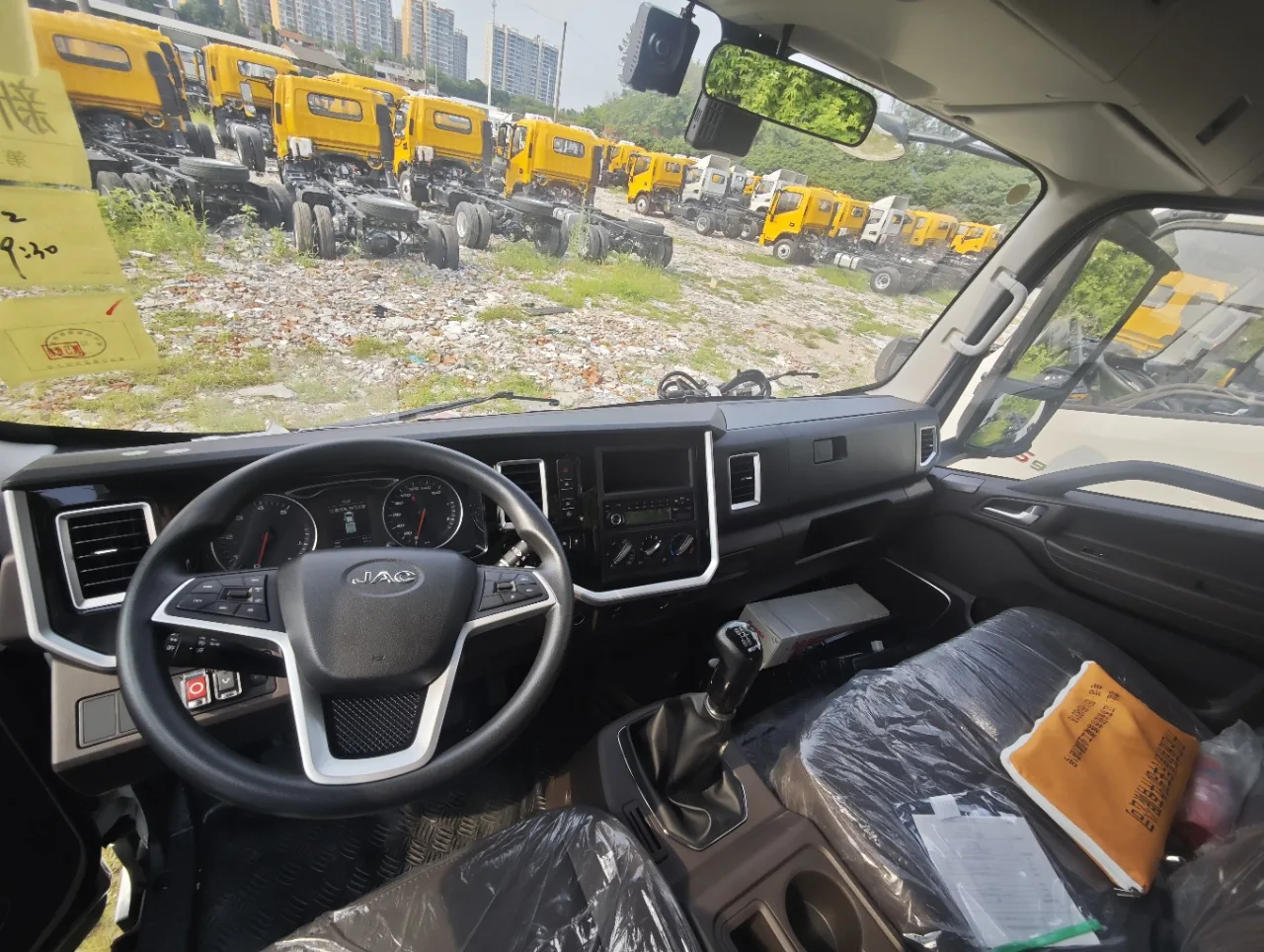 江淮骏铃S9高栏危险品运输车 驾驶室内部实拍：多功能方向盘 + 多功能鹰眼仪表 + 中控台 + 万里扬8档换挡杆 + 2100mm宽体三人座