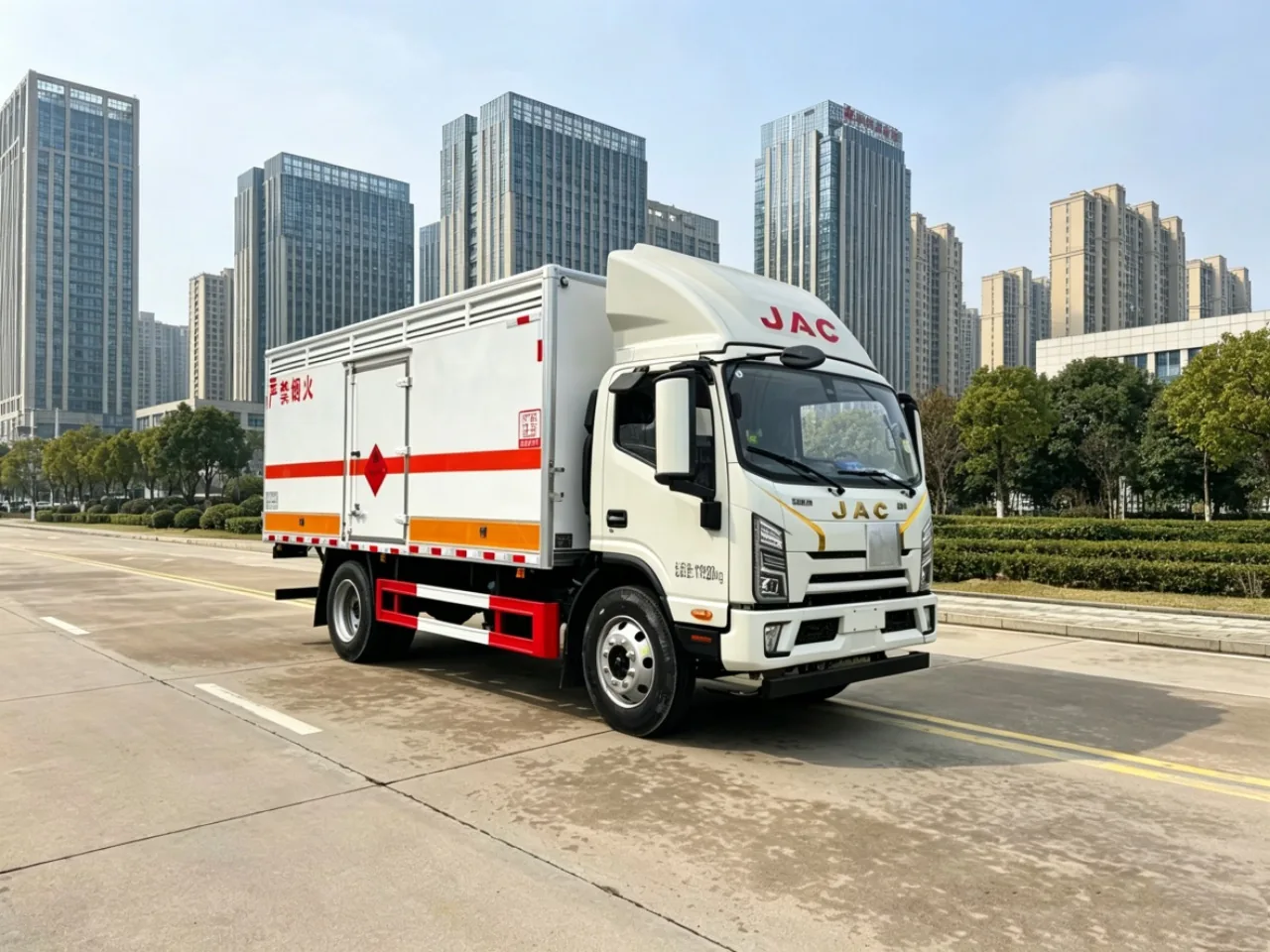 江淮骏铃S9危险品厢式运输车 右前45度实拍：厢体上部通风栅格 + 严禁烟火红色字样 + 橙色反光条 + 侧门